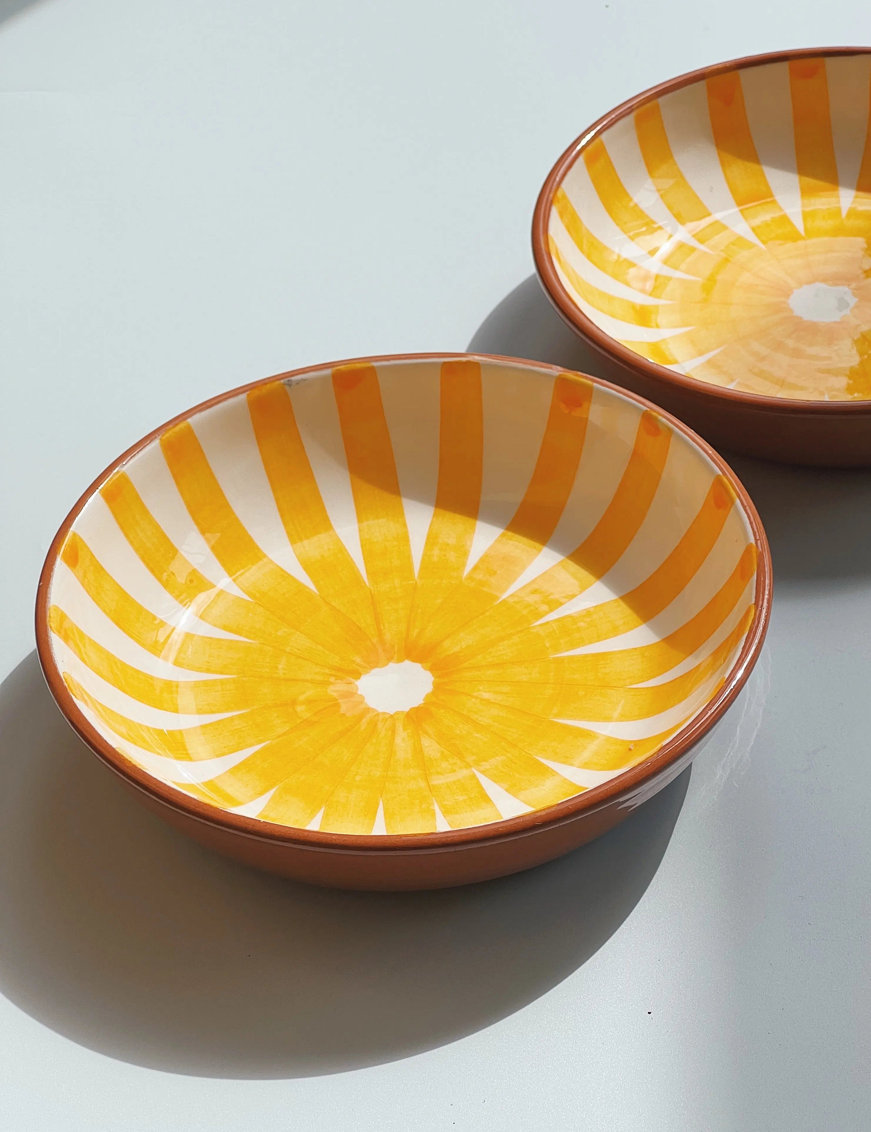 Håndlavet terracotta fad med gule og hvide striber | Lille Casa Cubista