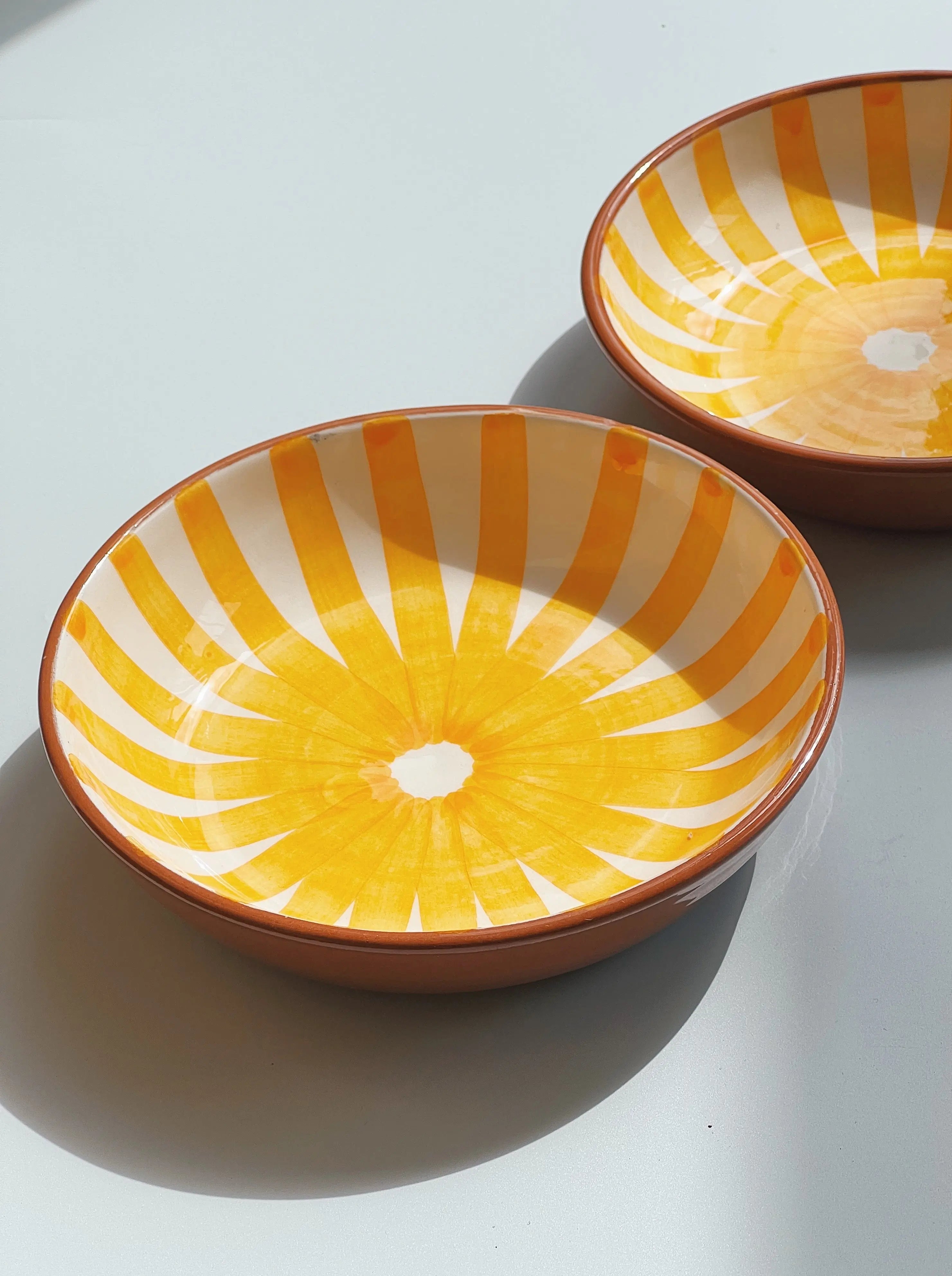 Håndlavet terracotta fad med gule og hvide striber | Lille Casa Cubista