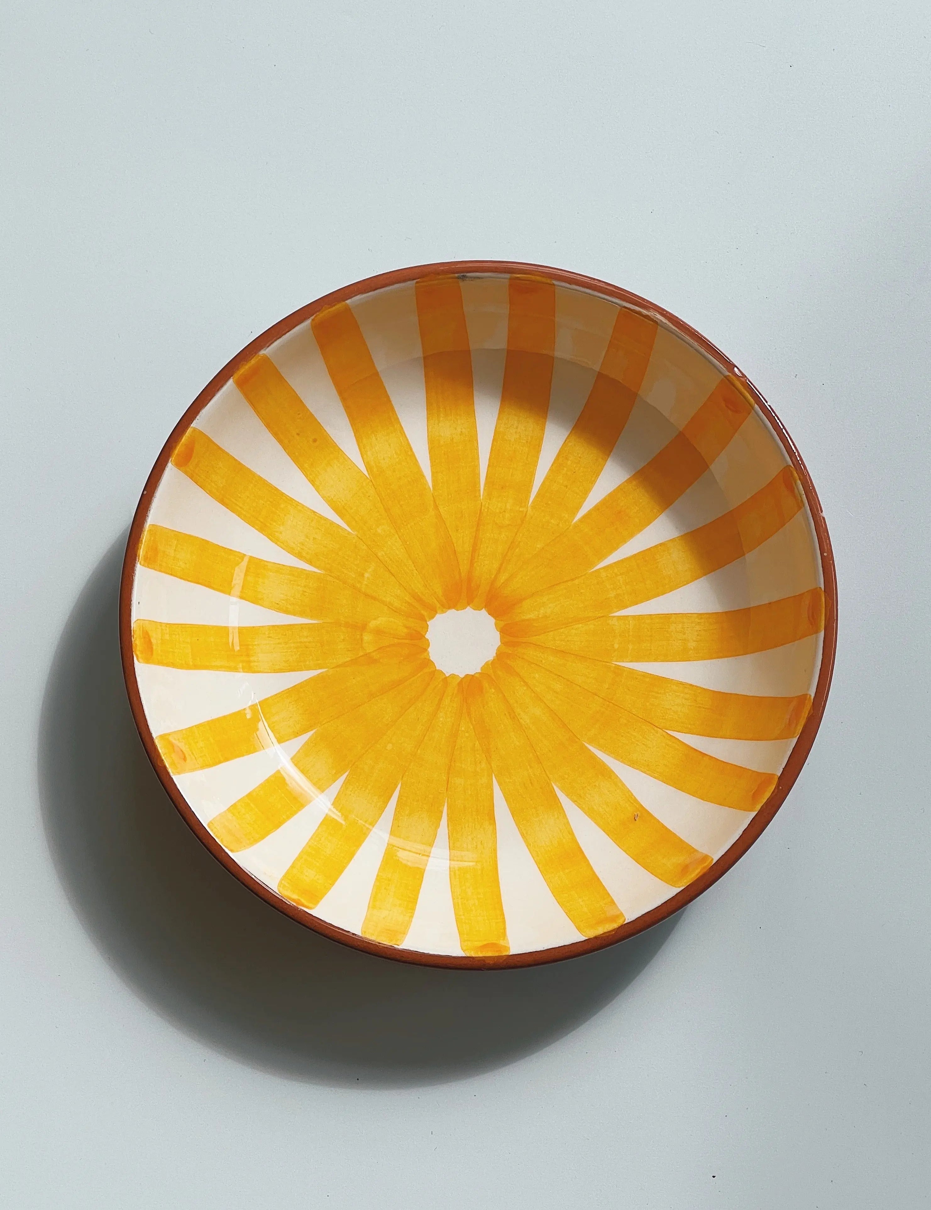 Håndlavet terracotta fad med gule og hvide striber | Lille Casa Cubista