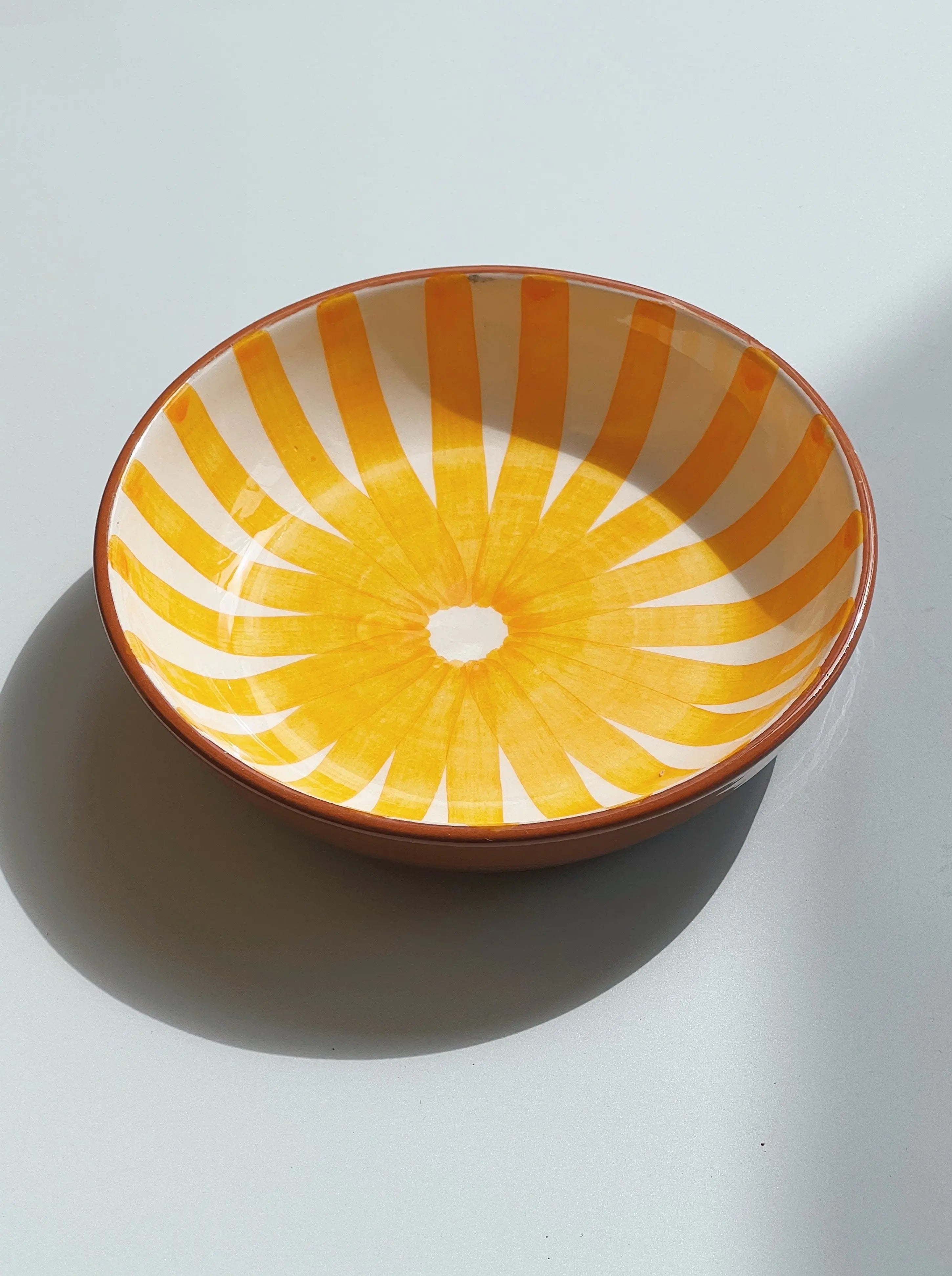Håndlavet terracotta fad med gule og hvide striber | Lille Casa Cubista