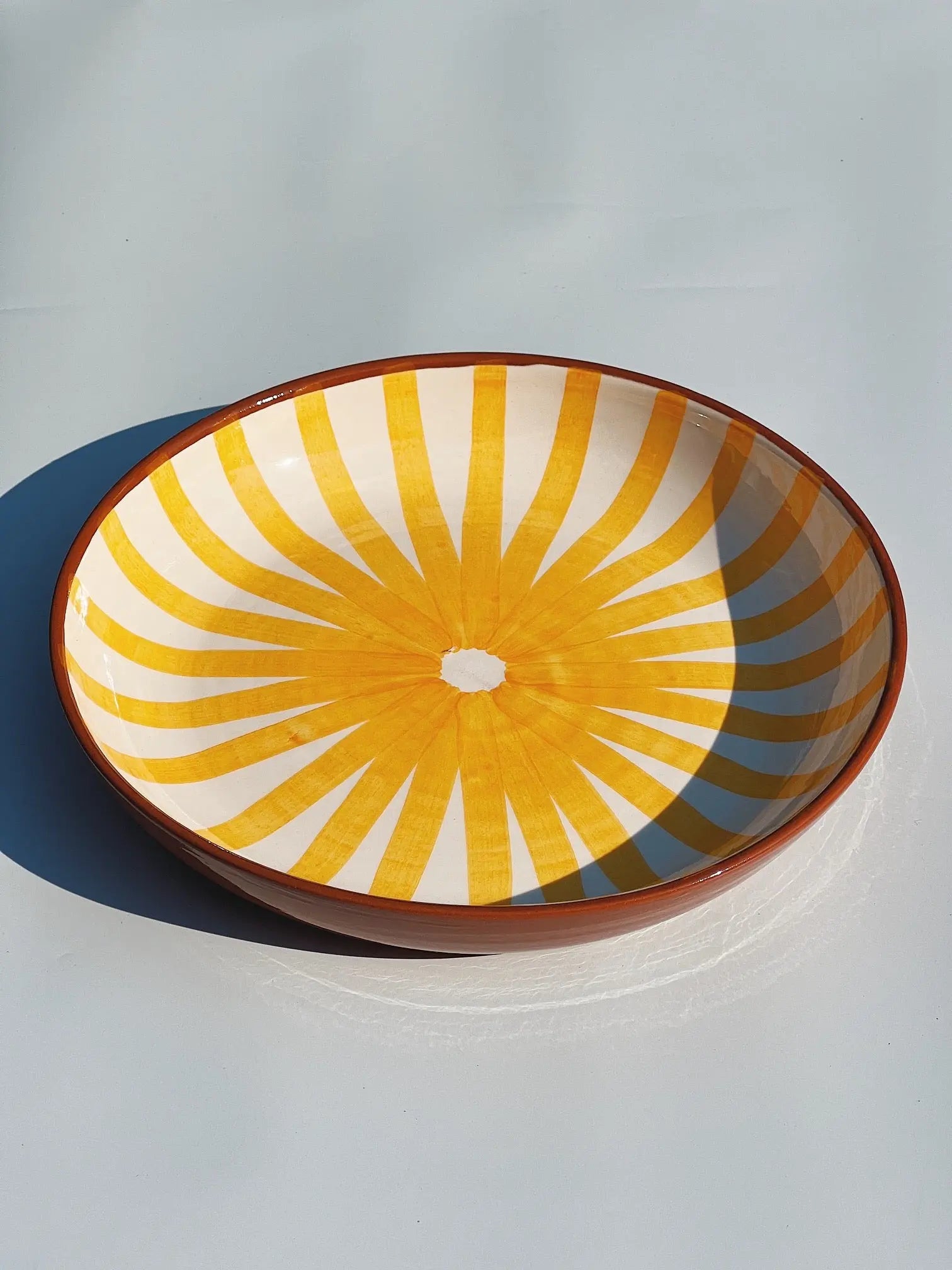 Håndlavet terracotta fad med gule og hvide striber Casa Cubista