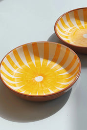 Håndlavet terracotta fad med gule og hvide striber | Lille Casa Cubista
