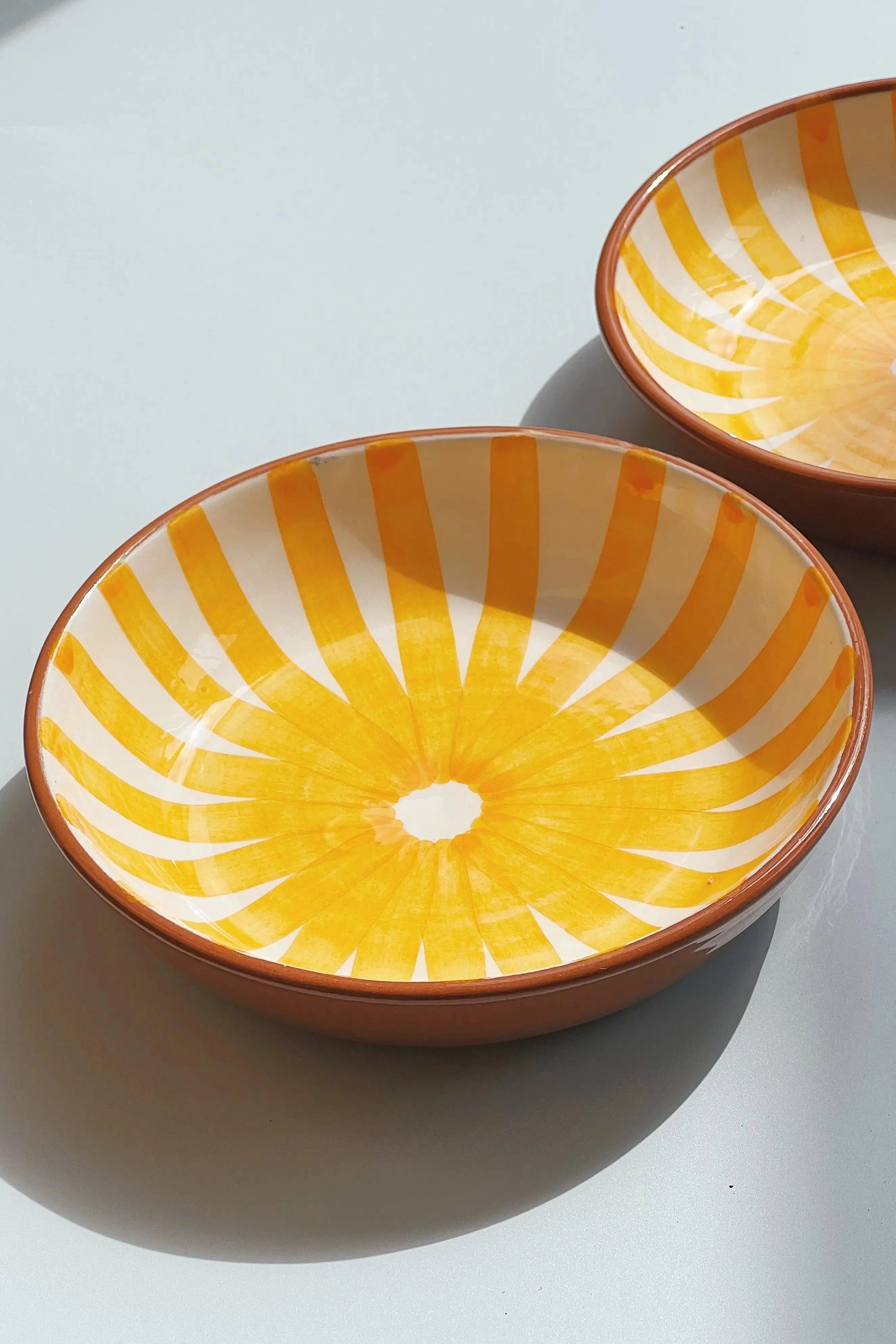Håndlavet terracotta fad med gule og hvide striber | Lille Casa Cubista