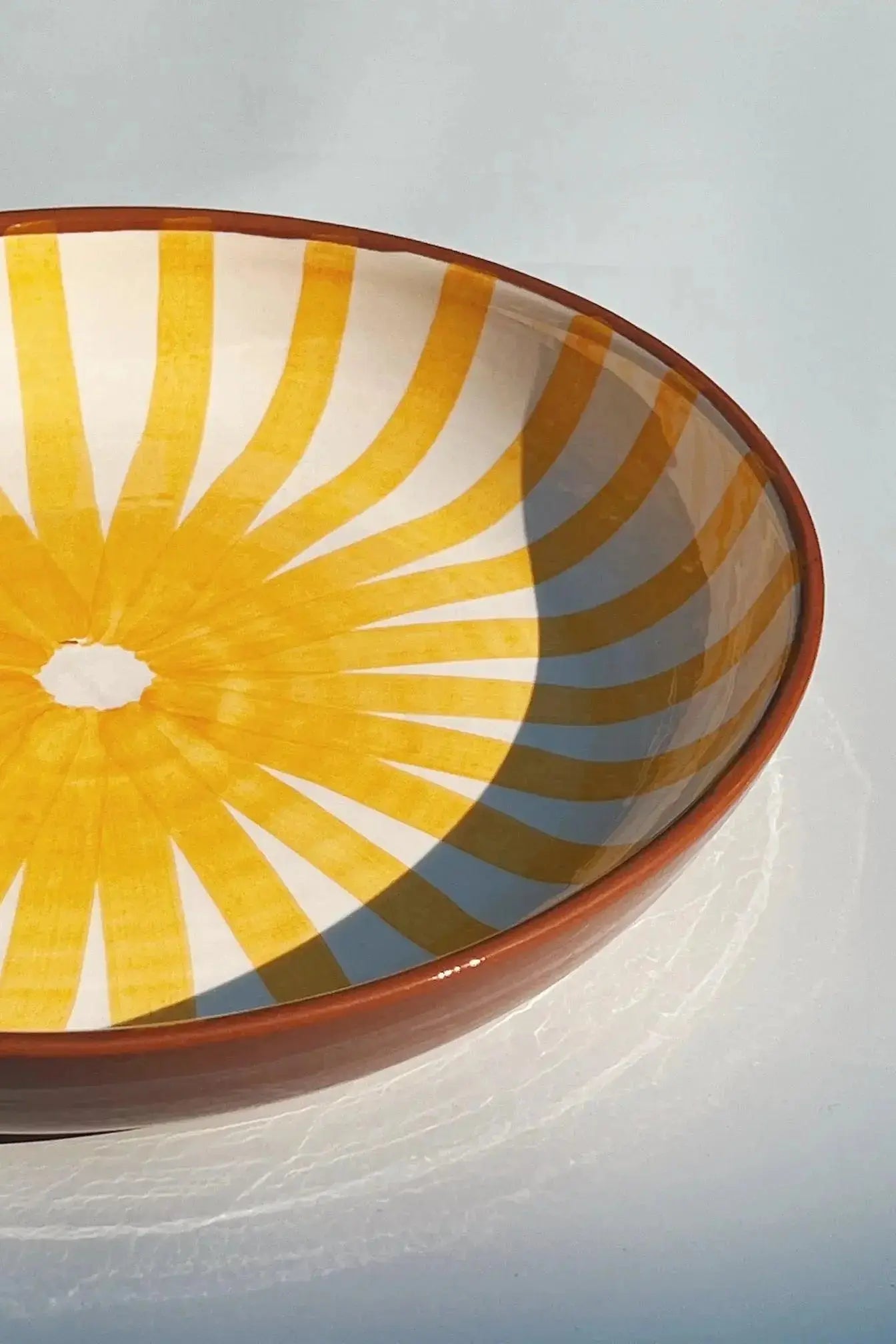 Håndlavet terracotta fad med gule og hvide striber | Stor Casa Cubista