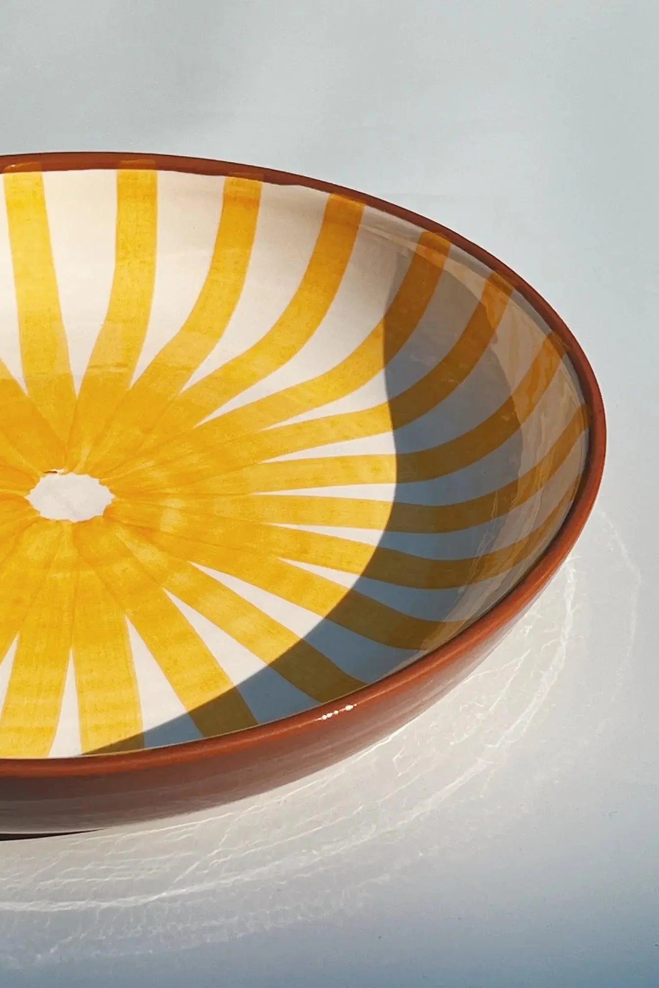 Håndlavet terracotta fad med gule og hvide striber | Stor Casa Cubista