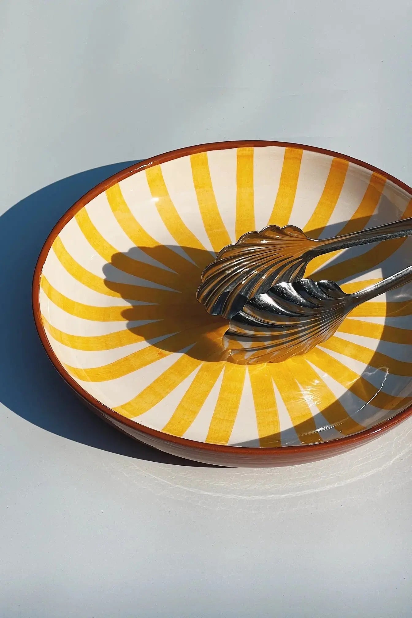 Håndlavet terracotta fad med gule og hvide striber | Stor Casa Cubista