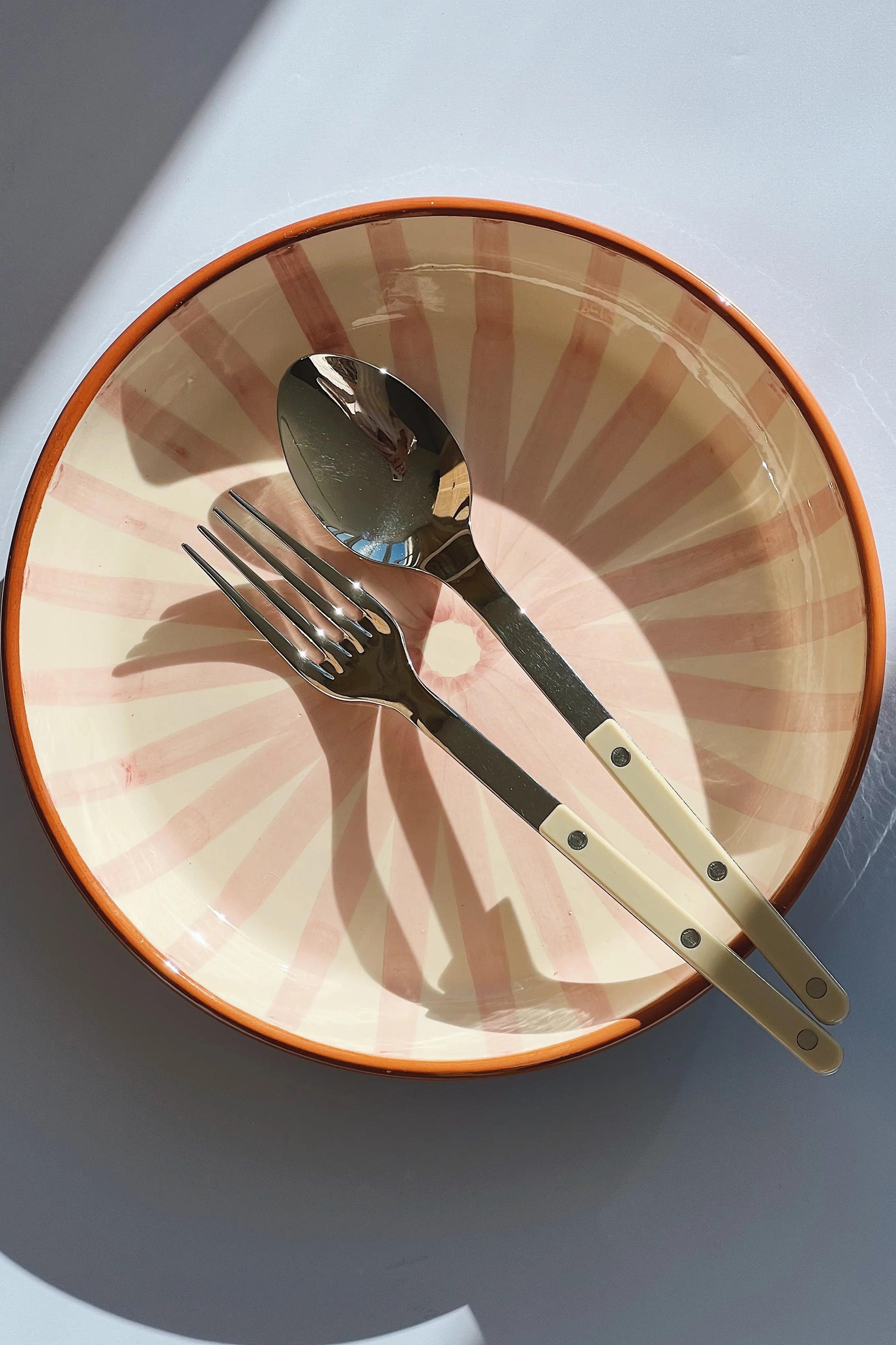 Håndlavet terracotta fad med lyserøde og hvide striber | Stor Casa Cubista