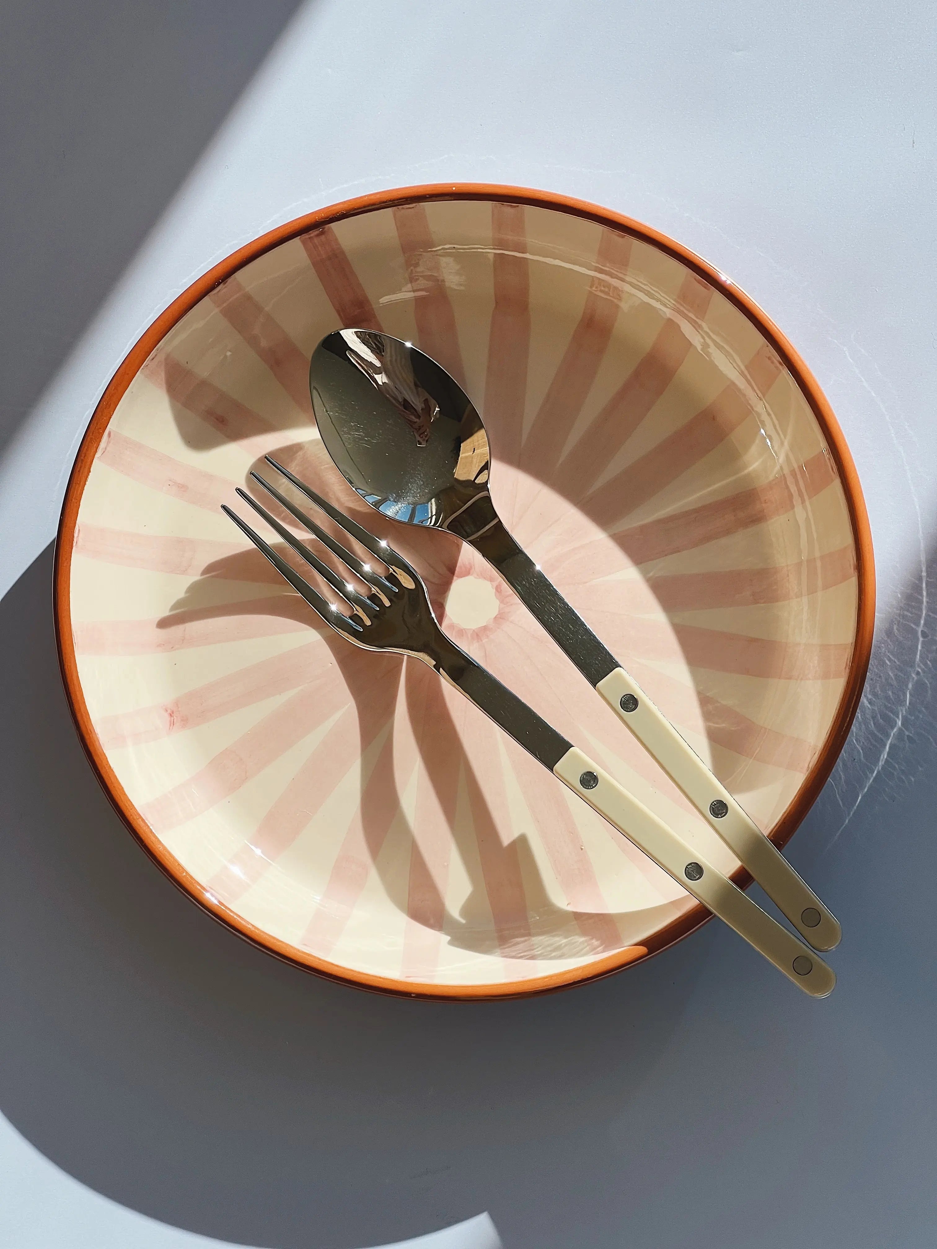 Håndlavet terracotta fad med lyserøde og hvide striber | Stor Casa Cubista