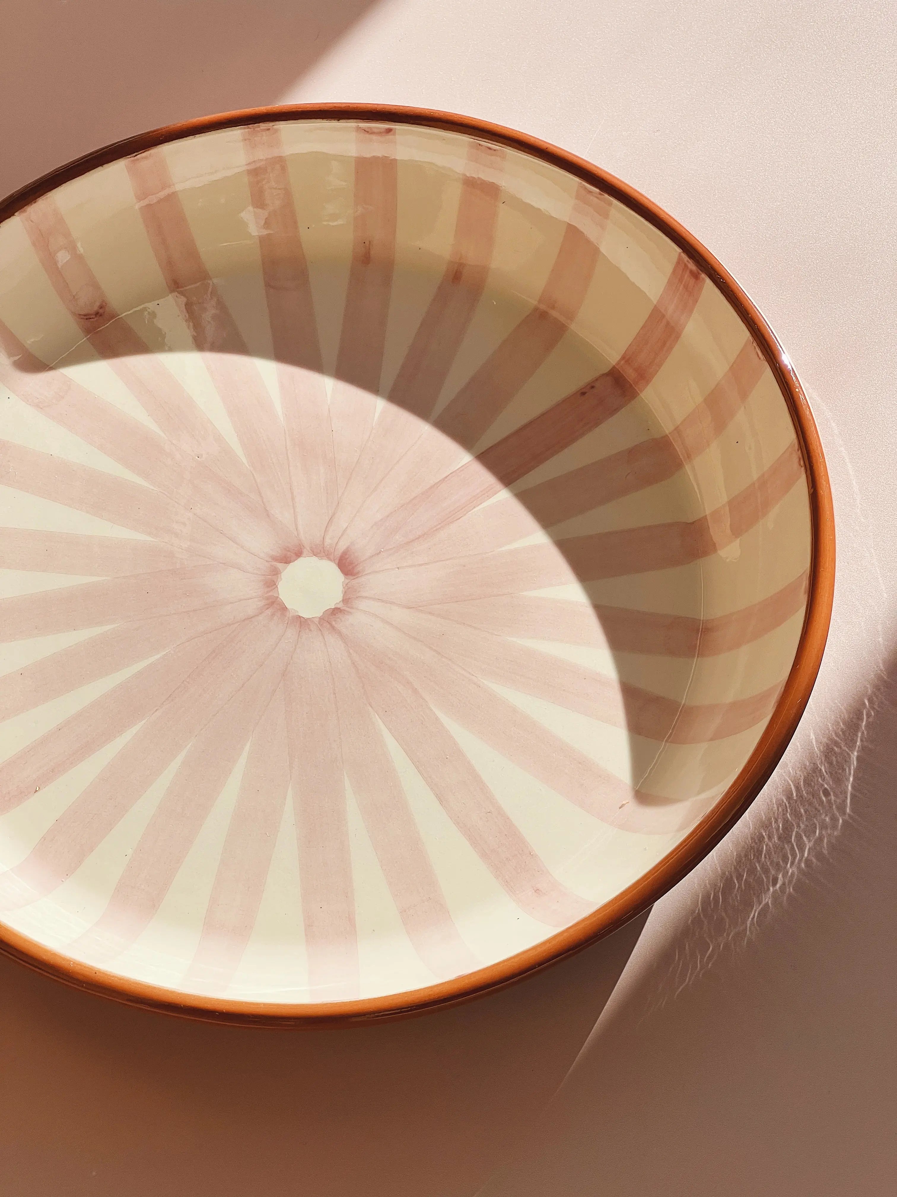 Håndlavet terracotta fad med lyserøde og hvide striber | Stor Casa Cubista