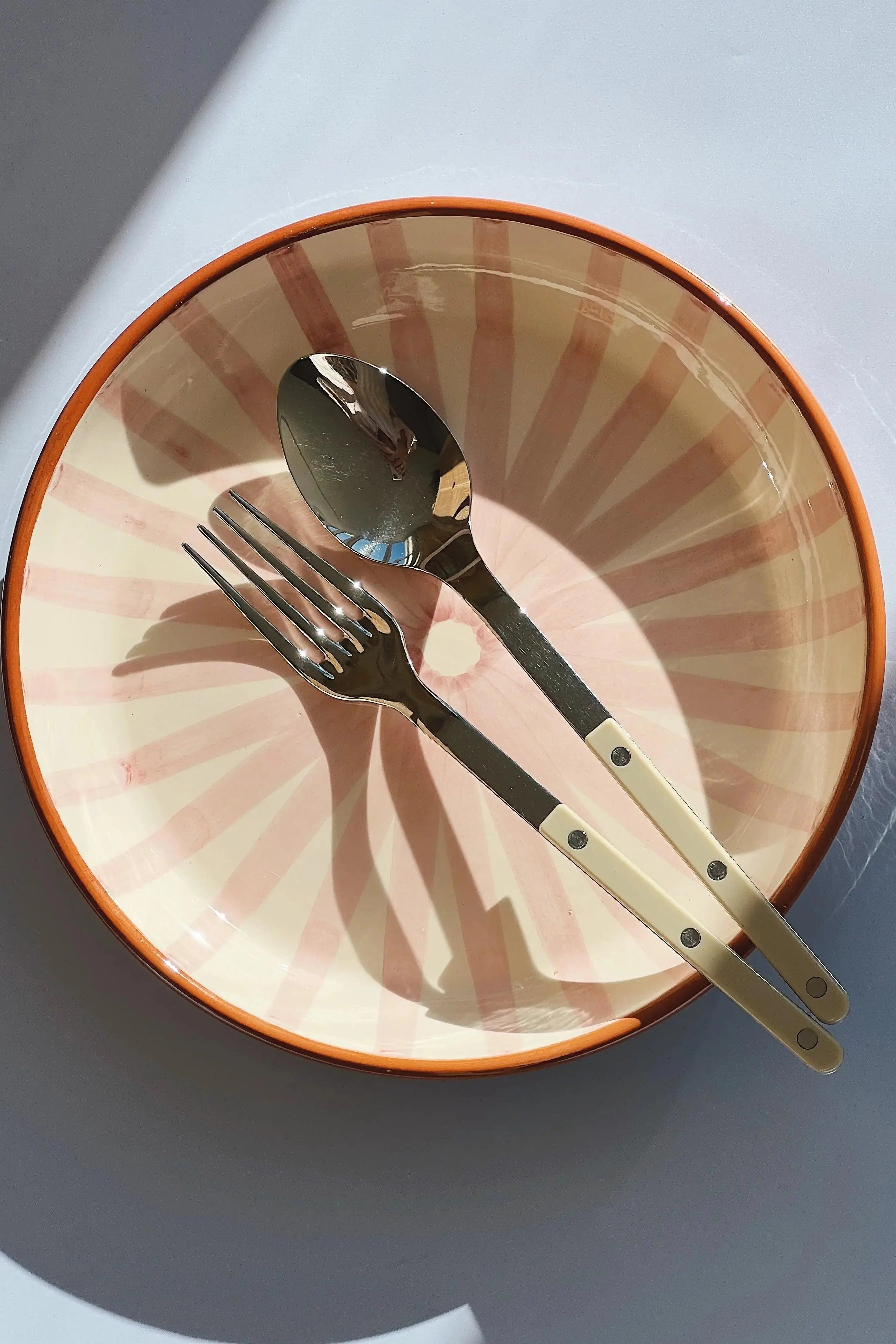 Håndlavet terracotta fad med lyserøde og hvide striber | Stor Casa Cubista