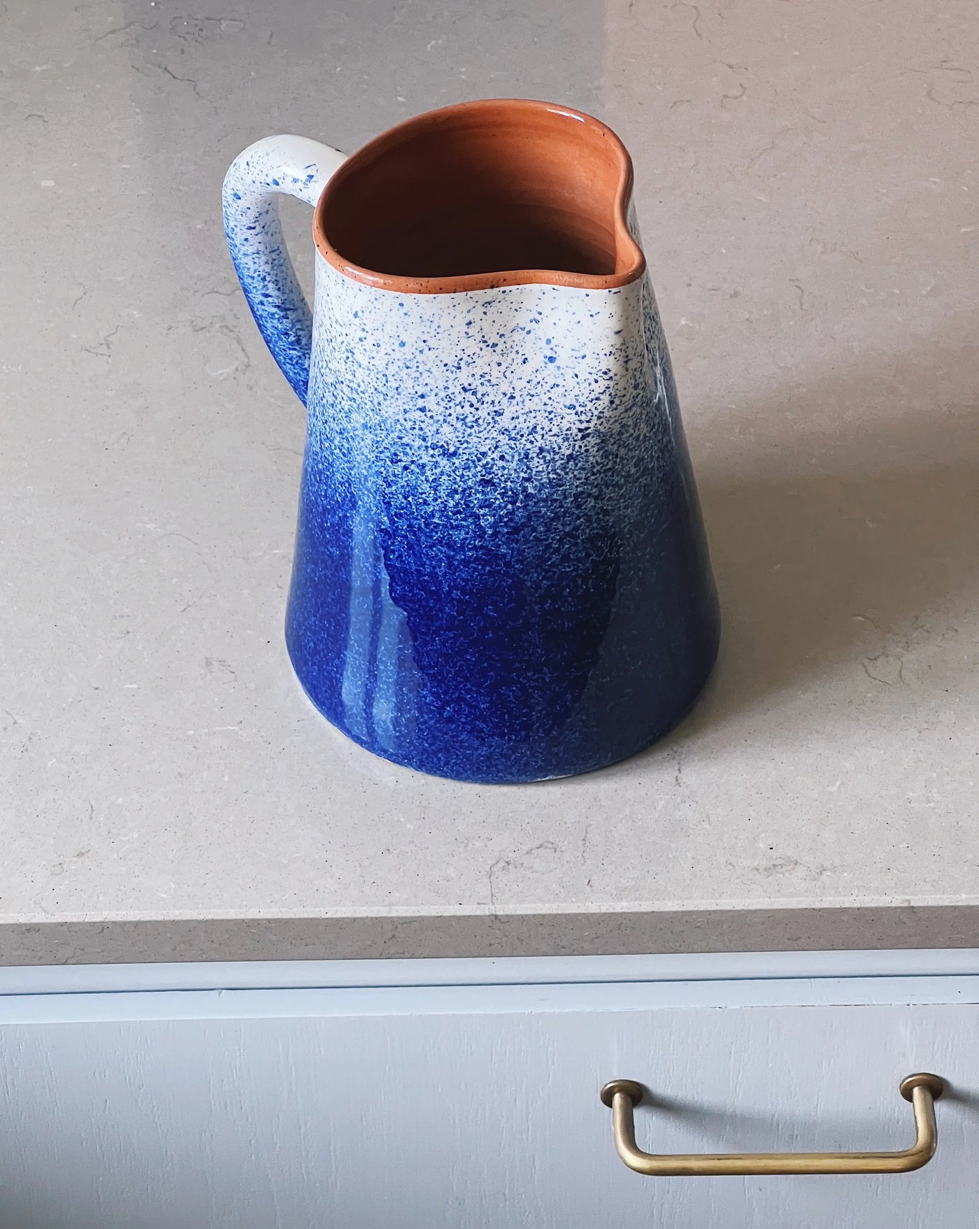 Håndlavet terracotta kande med blå og hvid splash/spray Casa Cubista