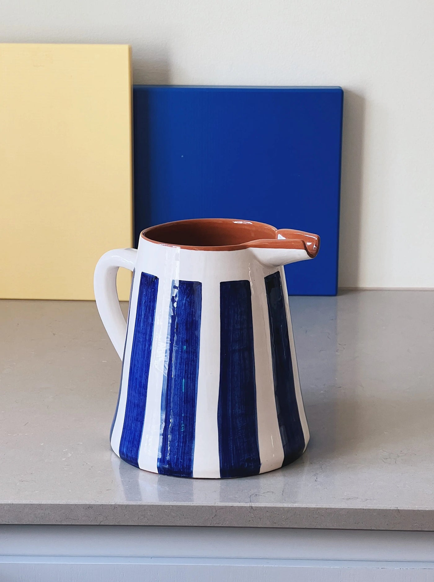 Håndlavet terracotta kande med blå og hvide striber | 2 Liter Casa Cubista