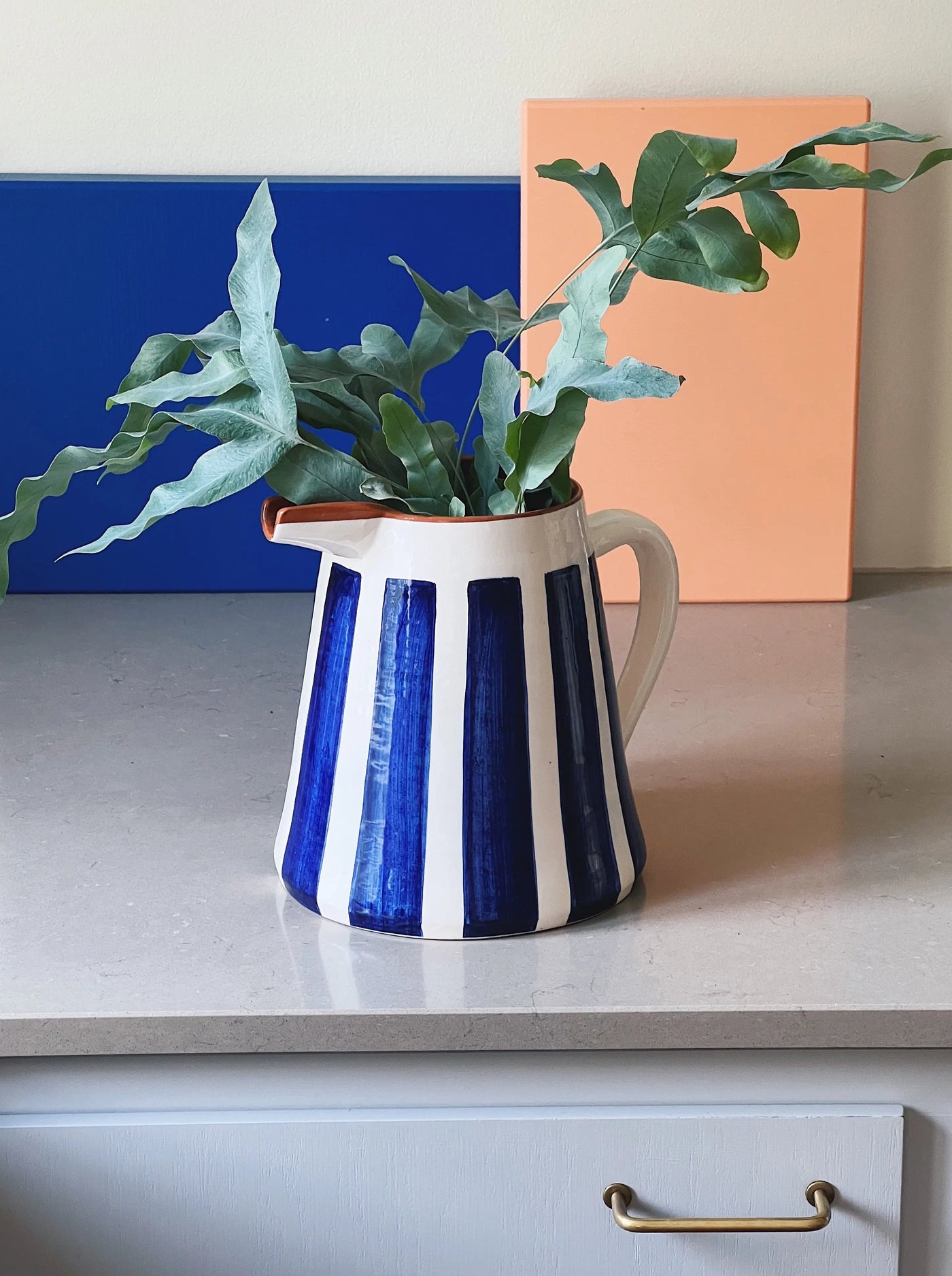 Håndlavet terracotta kande med blå og hvide striber | 2 Liter Casa Cubista