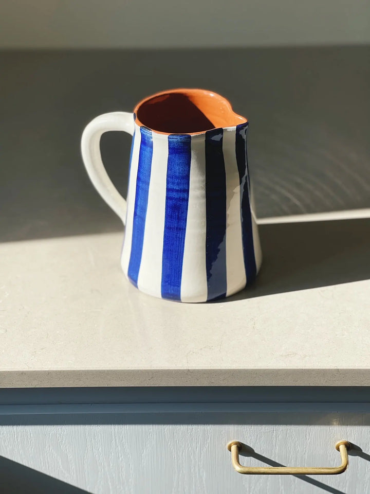 Håndlavet terracotta kande med blå og hvide striber Casa Cubista
