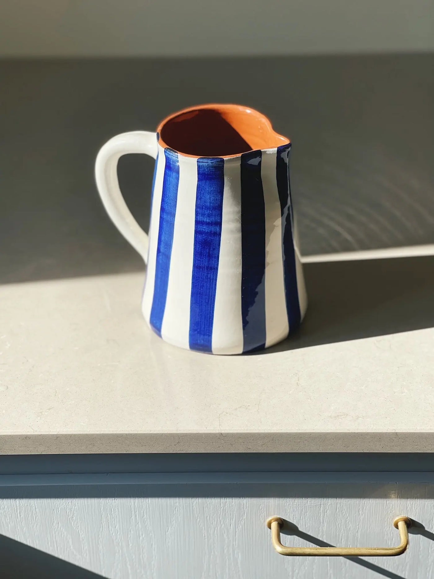 Håndlavet terracotta kande med blå og hvide striber Casa Cubista
