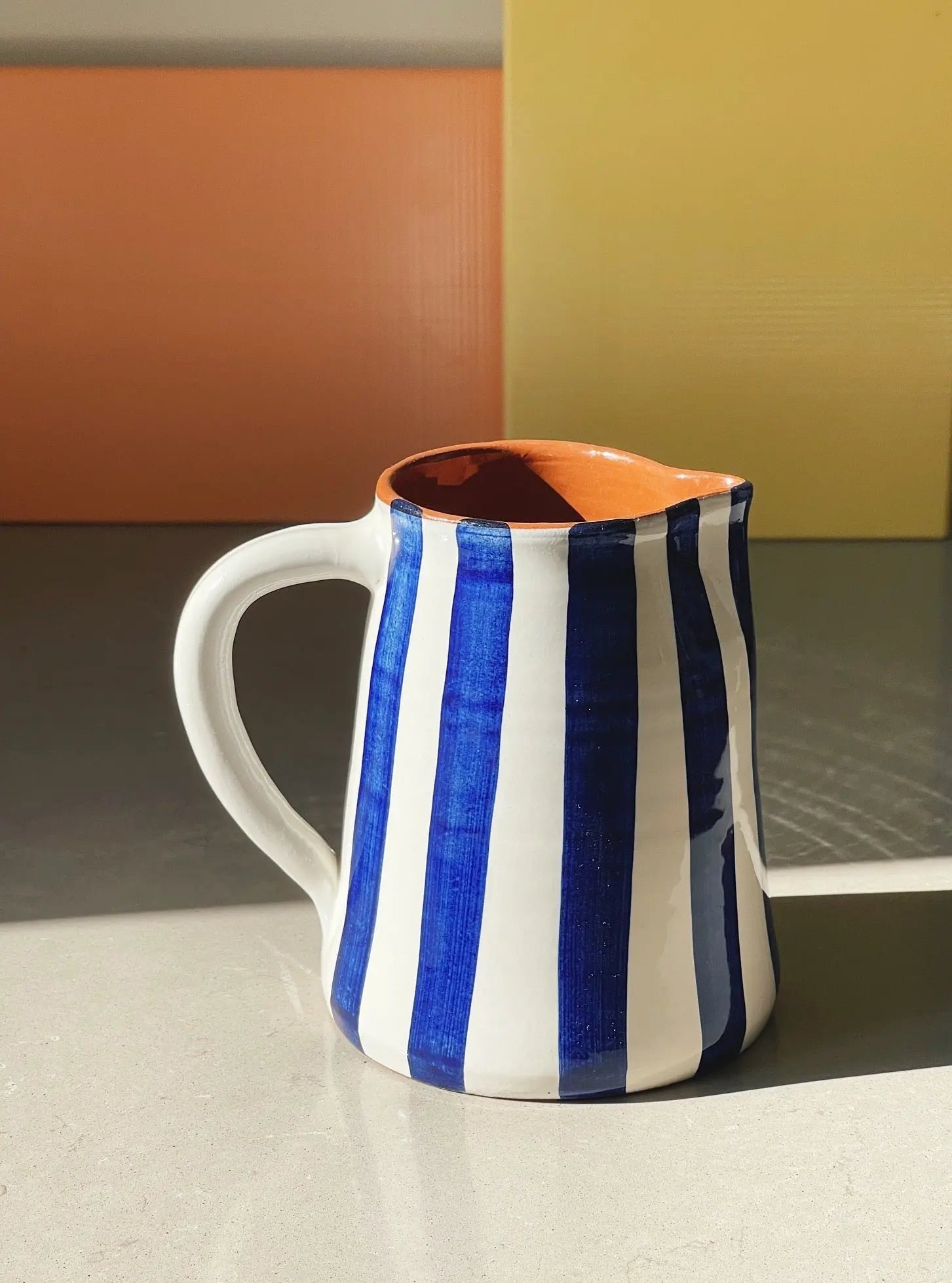 Håndlavet terracotta kande med blå og hvide striber Casa Cubista