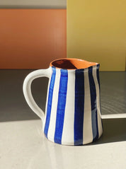 Håndlavet terracotta kande med blå og hvide striber Casa Cubista