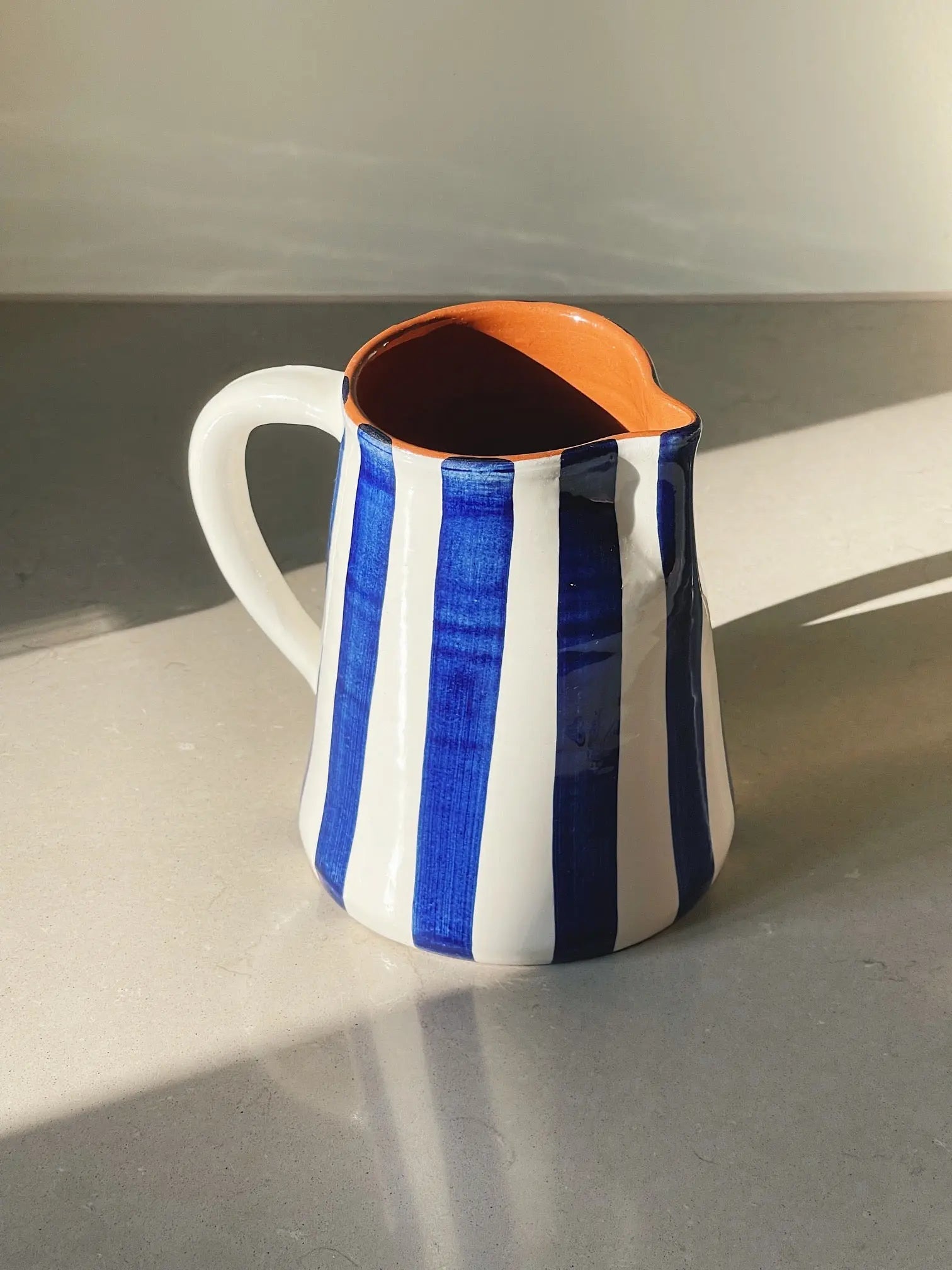 Håndlavet terracotta kande med blå og hvide striber Casa Cubista