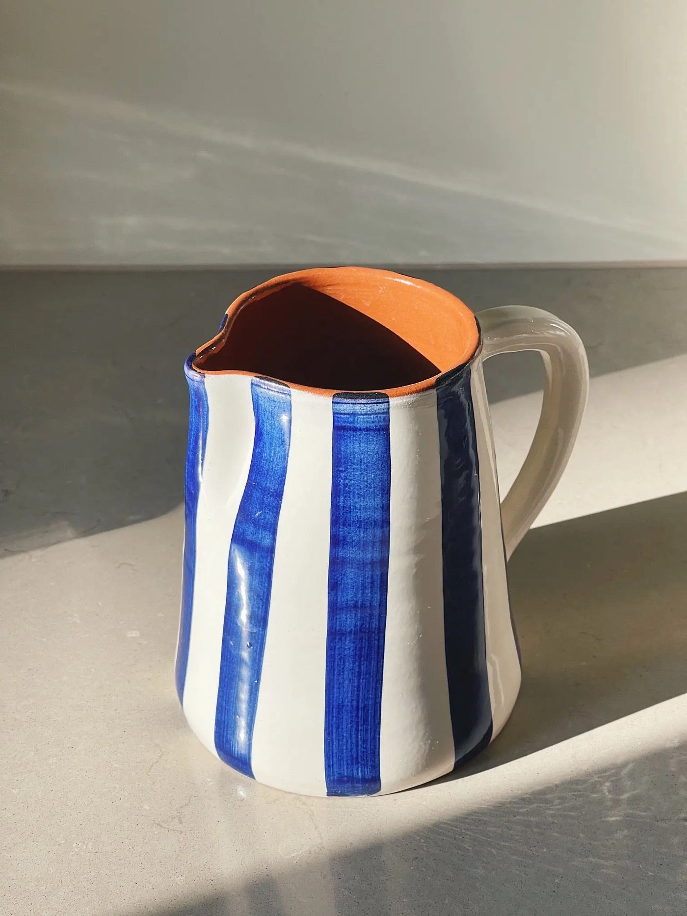 Håndlavet terracotta kande med blå og hvide striber Casa Cubista