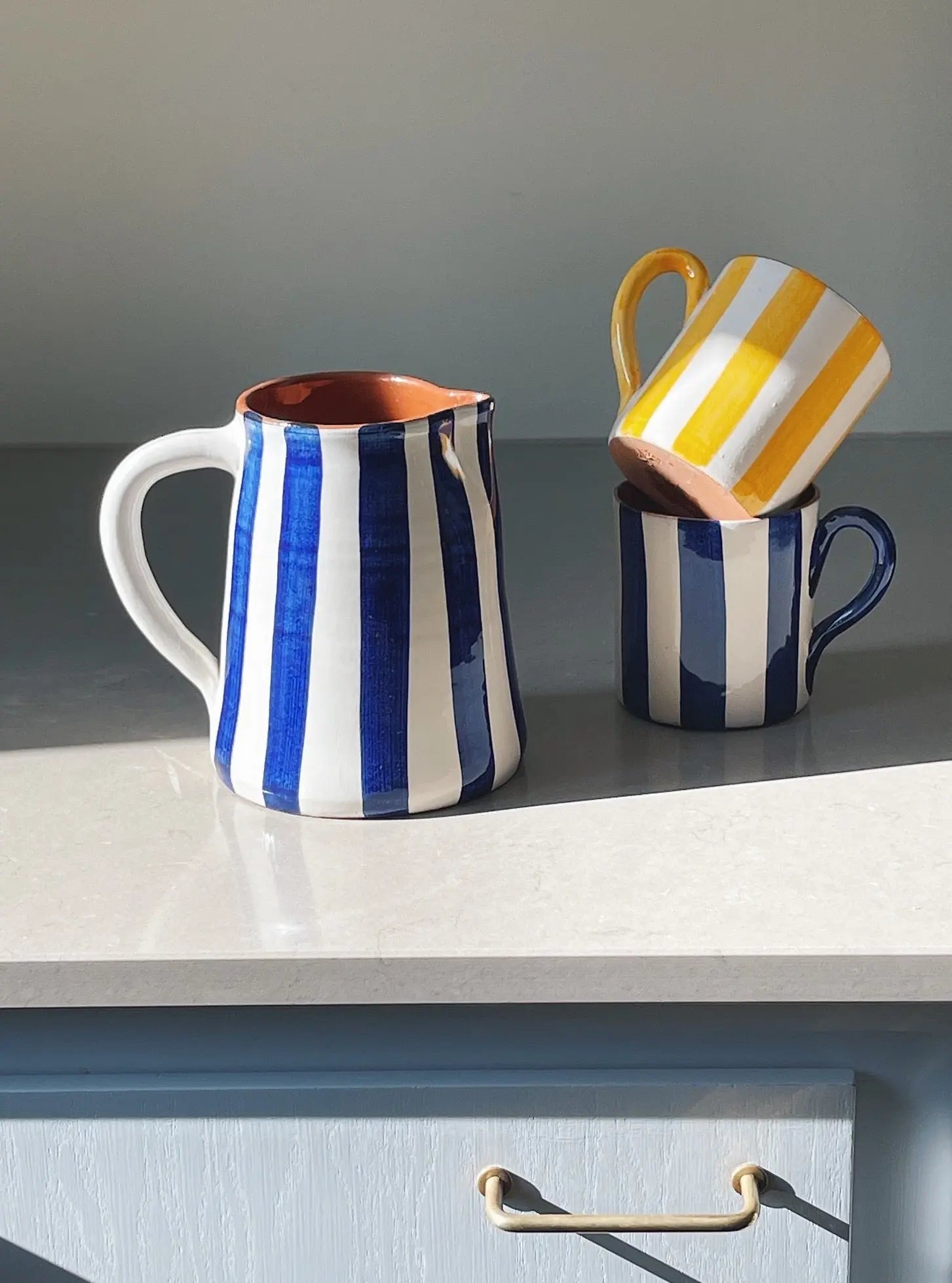 Håndlavet terracotta kande med blå og hvide striber Casa Cubista