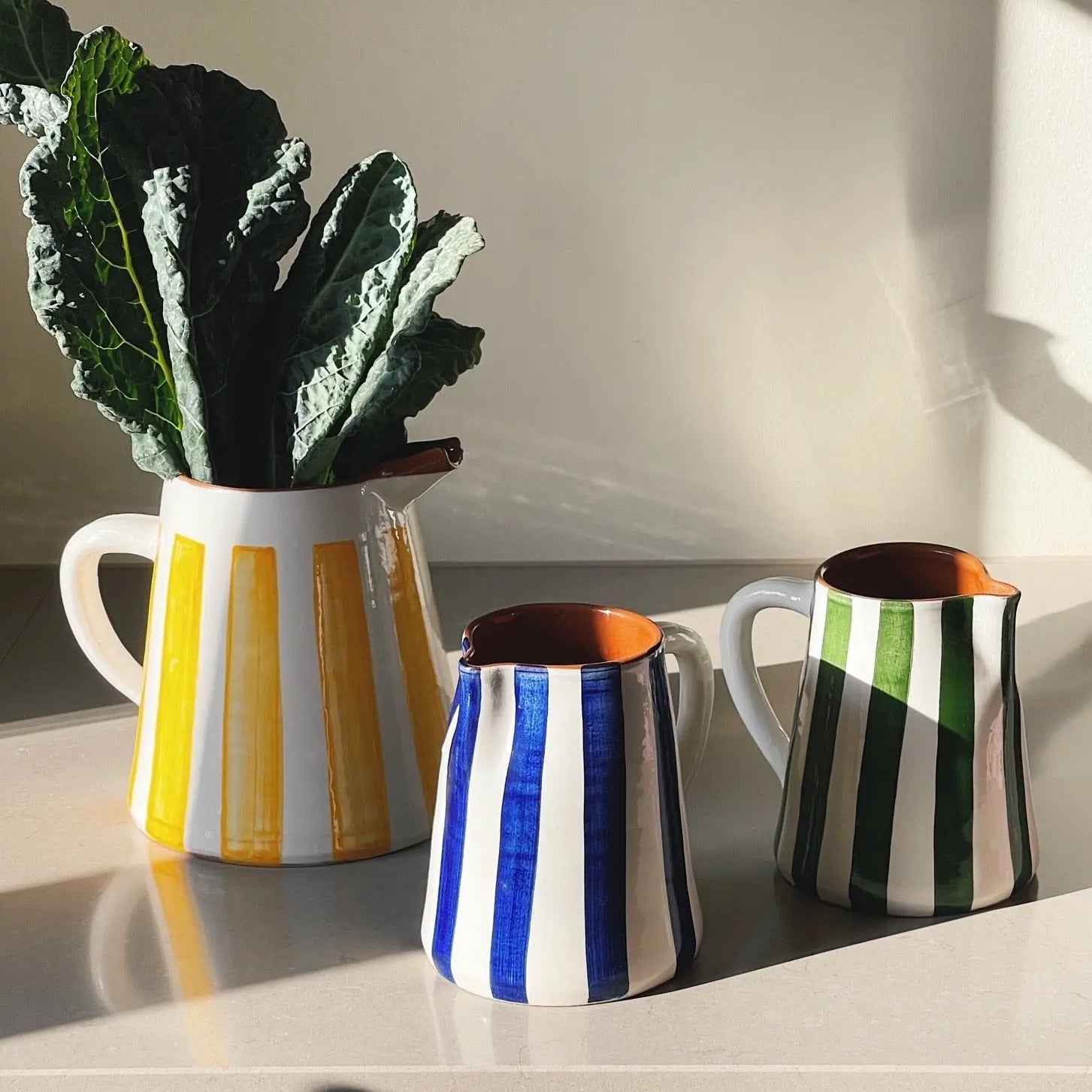 Håndlavet terracotta kande med blå og hvide striber Casa Cubista