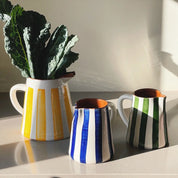 Håndlavet terracotta kande med blå og hvide striber Casa Cubista