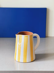 Håndlavet terracotta kande med gule og hvide striber Casa Cubista