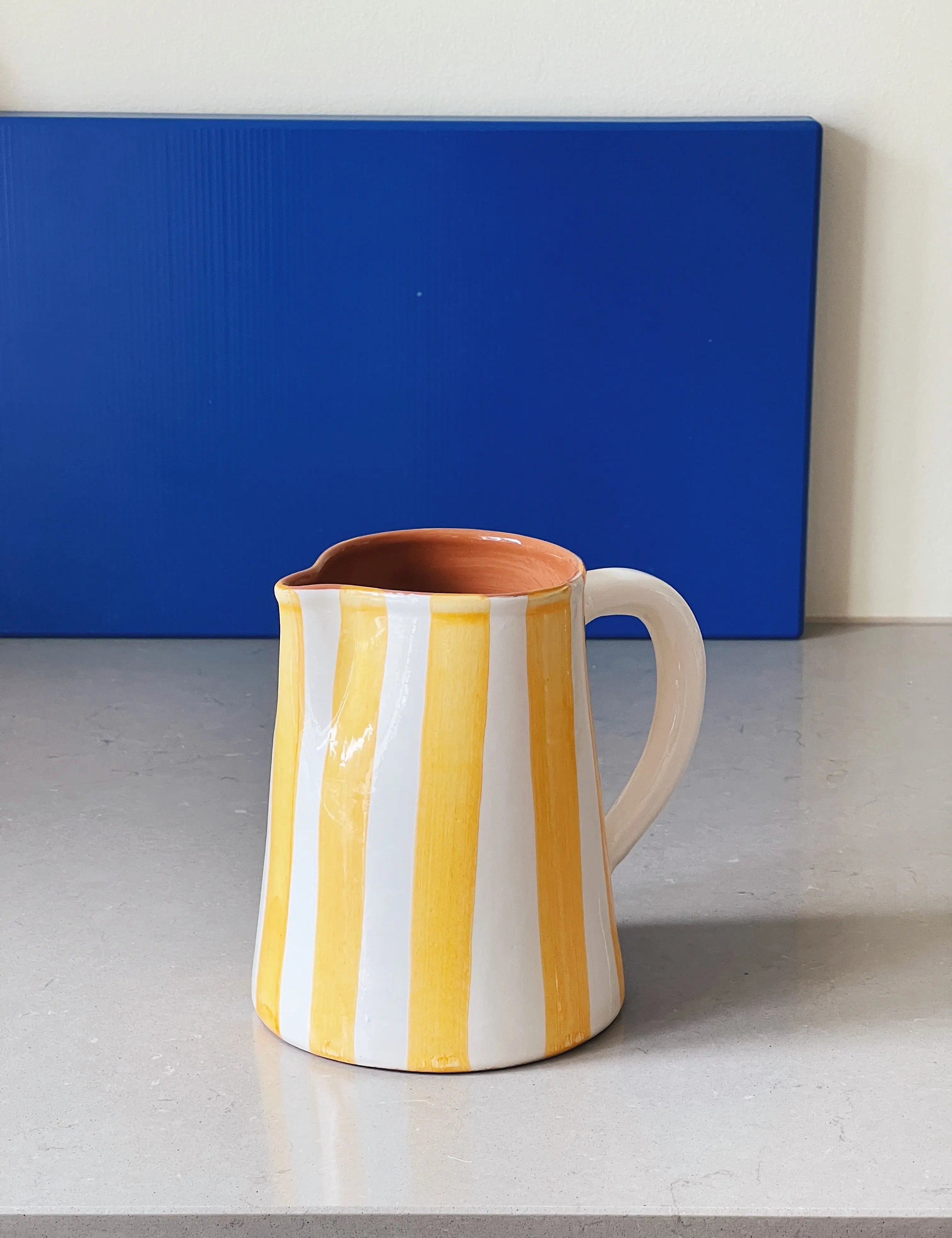 Håndlavet terracotta kande med gule og hvide striber Casa Cubista