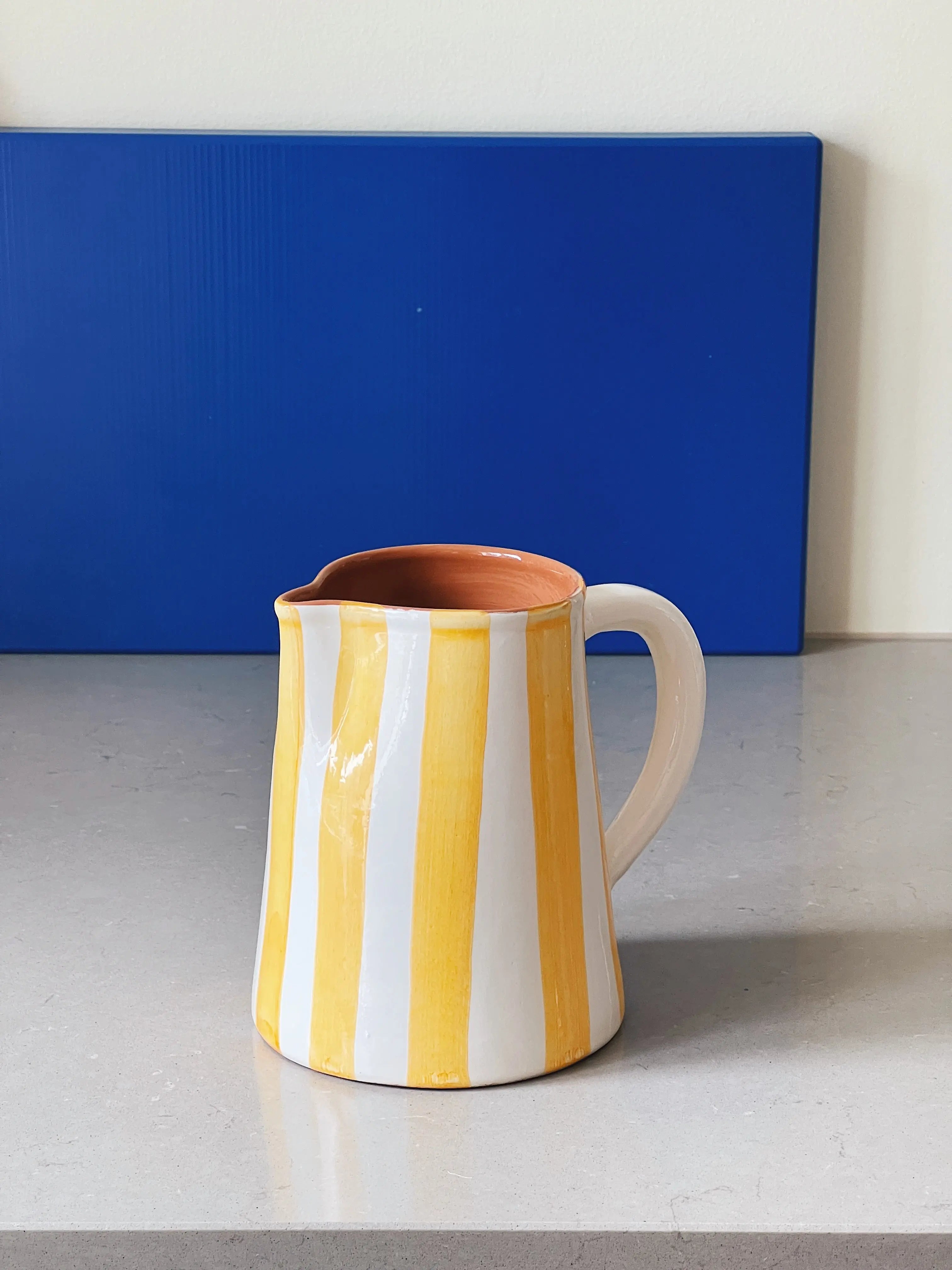 Håndlavet terracotta kande med gule og hvide striber Casa Cubista