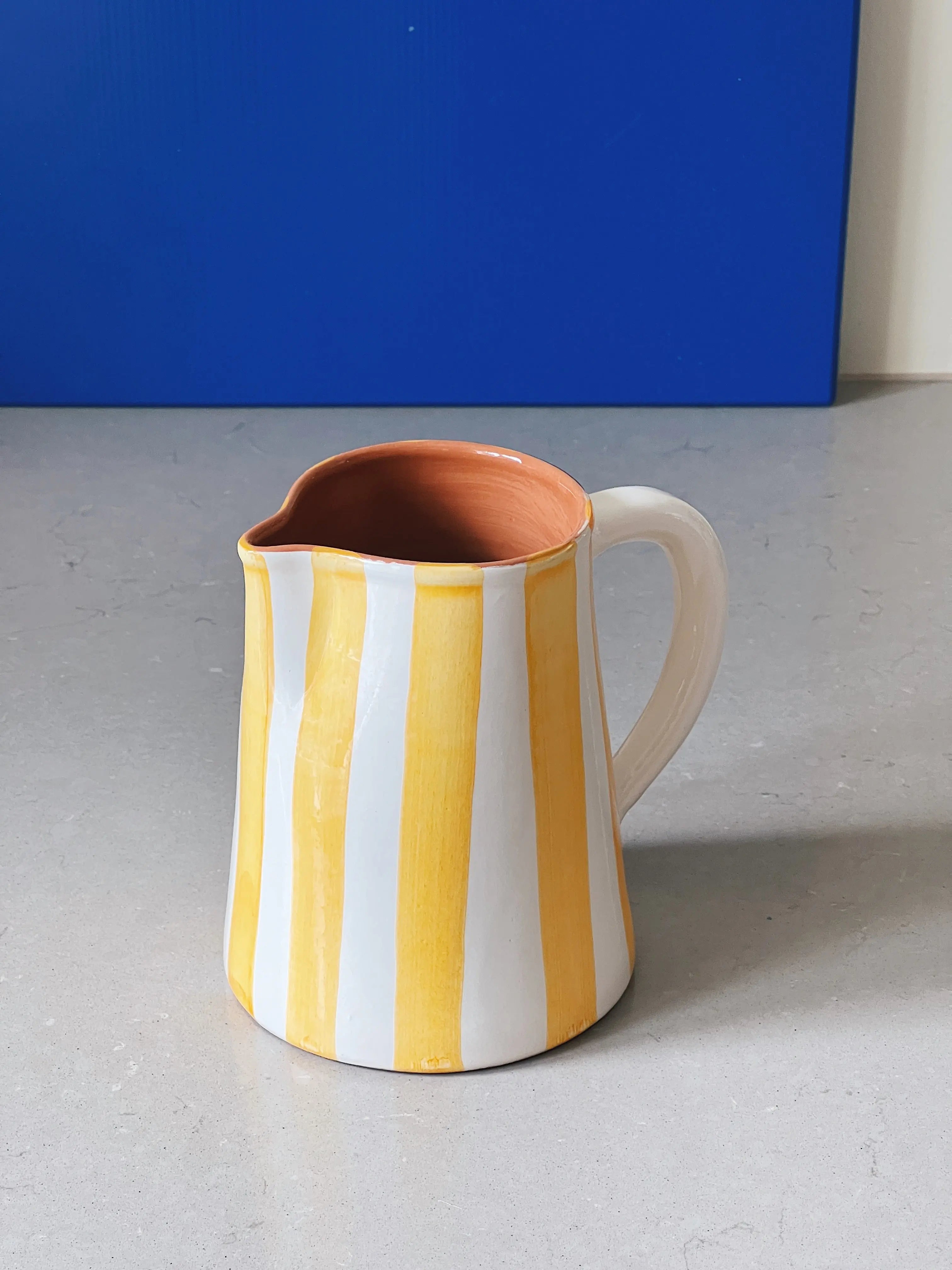 Håndlavet terracotta kande med gule og hvide striber Casa Cubista