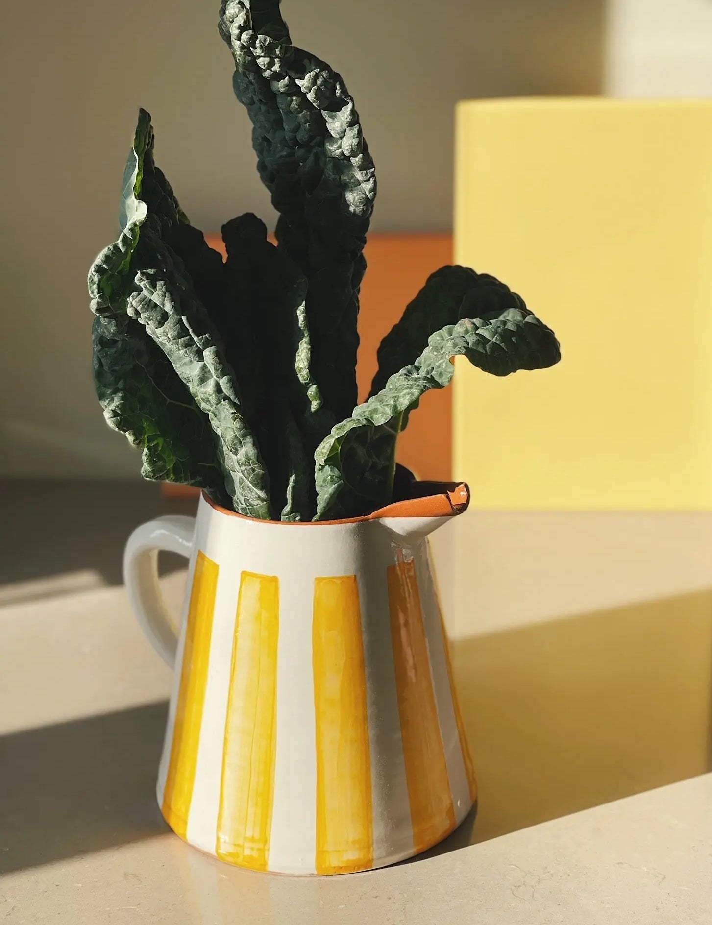Håndlavet terracotta kande med hvide og gule striber | 2 Liter Casa Cubista