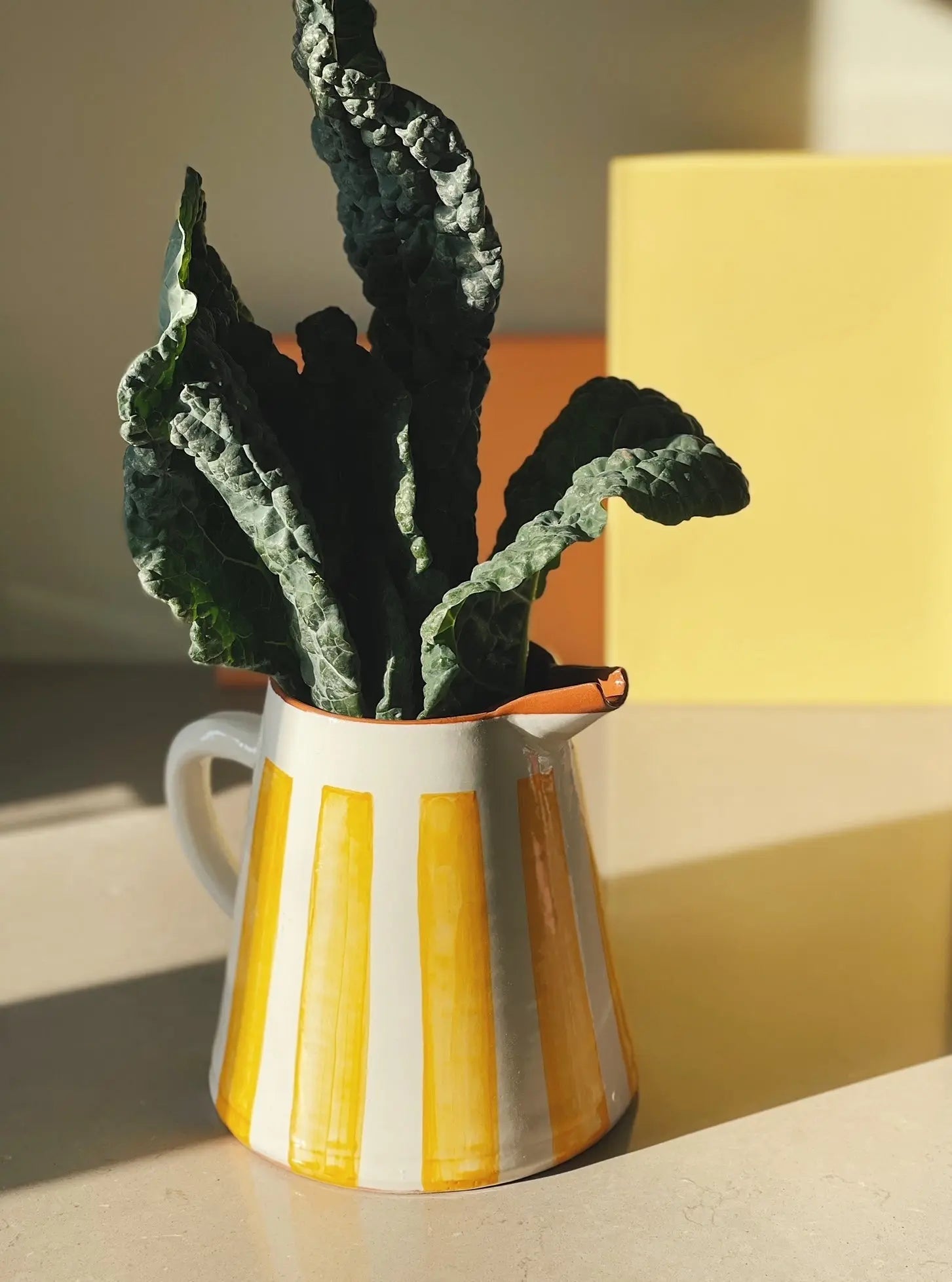 Håndlavet terracotta kande med hvide og gule striber | 2 Liter Casa Cubista