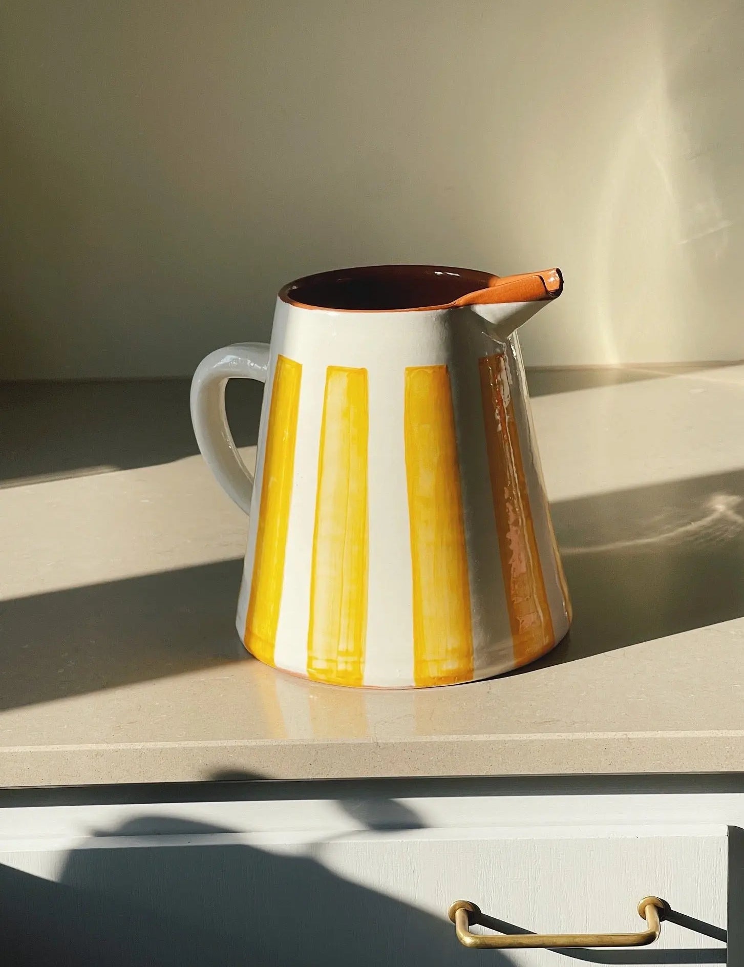 Håndlavet terracotta kande med hvide og gule striber | 2 Liter Casa Cubista
