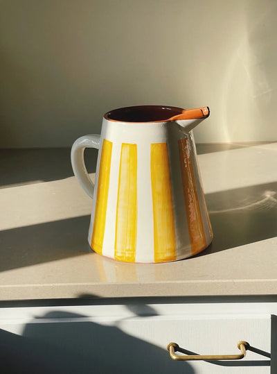 Håndlavet terracotta kande med hvide og gule striber | 2 Liter Casa Cubista