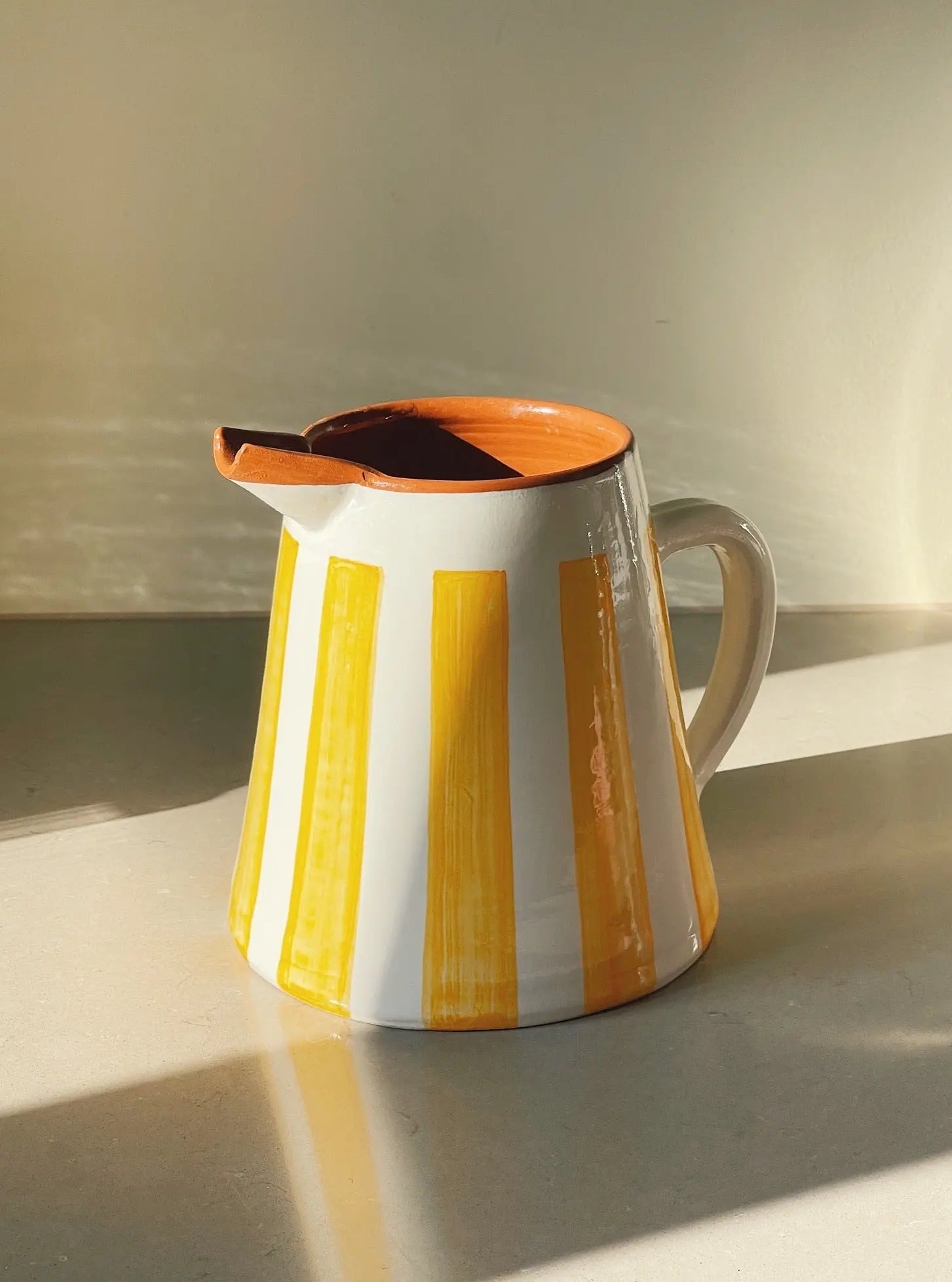 Håndlavet terracotta kande med hvide og gule striber | 2 Liter Casa Cubista