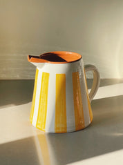 Håndlavet terracotta kande med hvide og gule striber | 2 Liter Casa Cubista