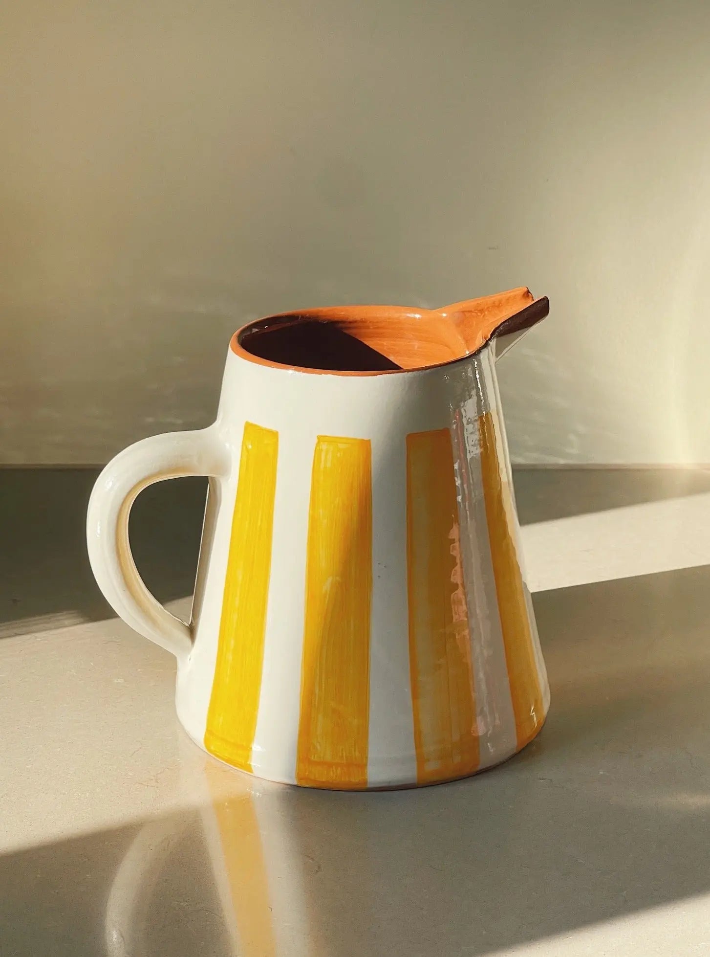 Håndlavet terracotta kande med hvide og gule striber | 2 Liter Casa Cubista