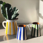 Håndlavet terracotta kande med hvide og gule striber | 2 Liter Casa Cubista