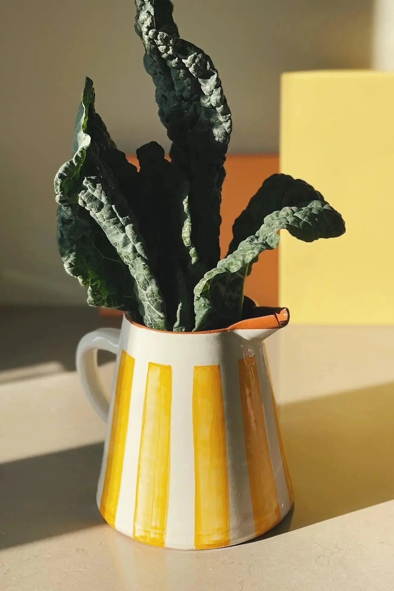 Håndlavet terracotta kande med hvide og gule striber | 2 Liter Casa Cubista