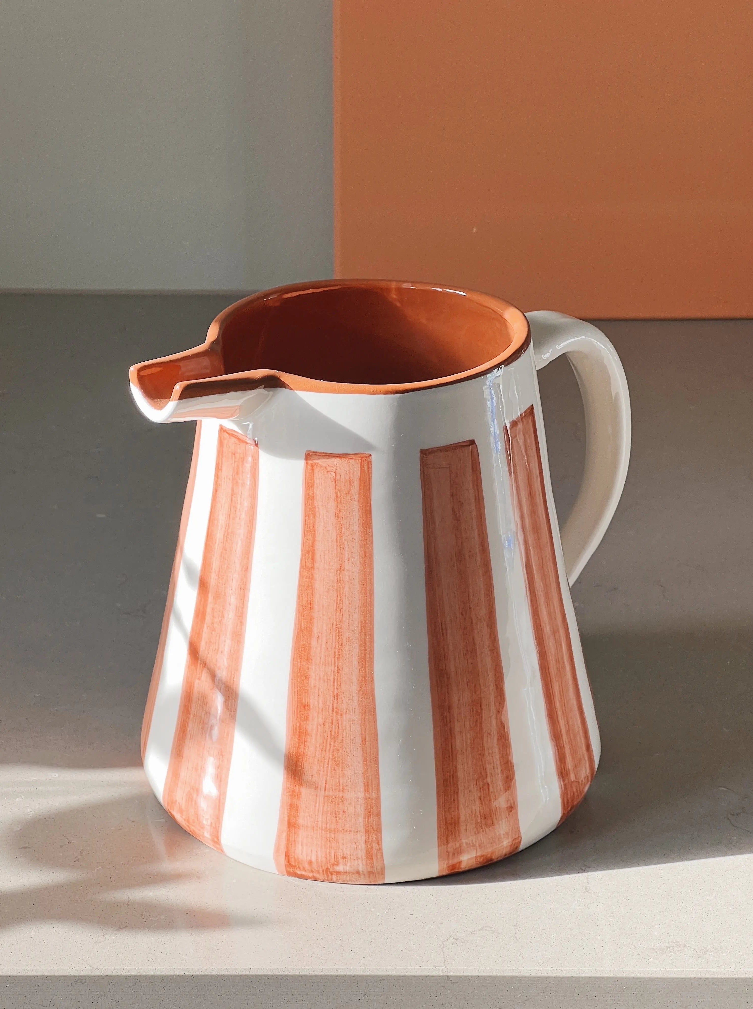 Håndlavet terracotta kande med hvide og terracotta striber | 2 Liter Casa Cubista