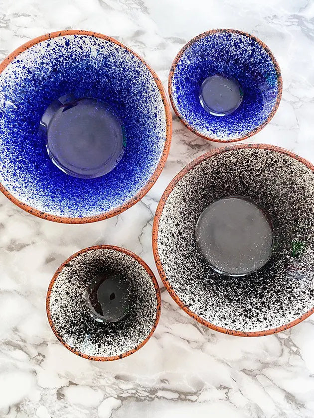 Håndlavet terracotta skål med blå og hvid splash/spray Casa Cubista