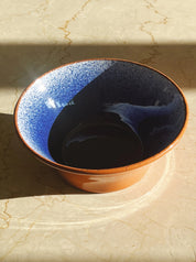 Håndlavet terracotta skål med blå og hvid splash/spray Casa Cubista