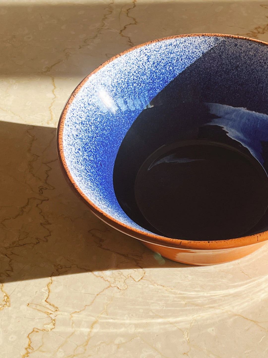 Håndlavet terracotta skål med blå og hvid splash/spray Casa Cubista