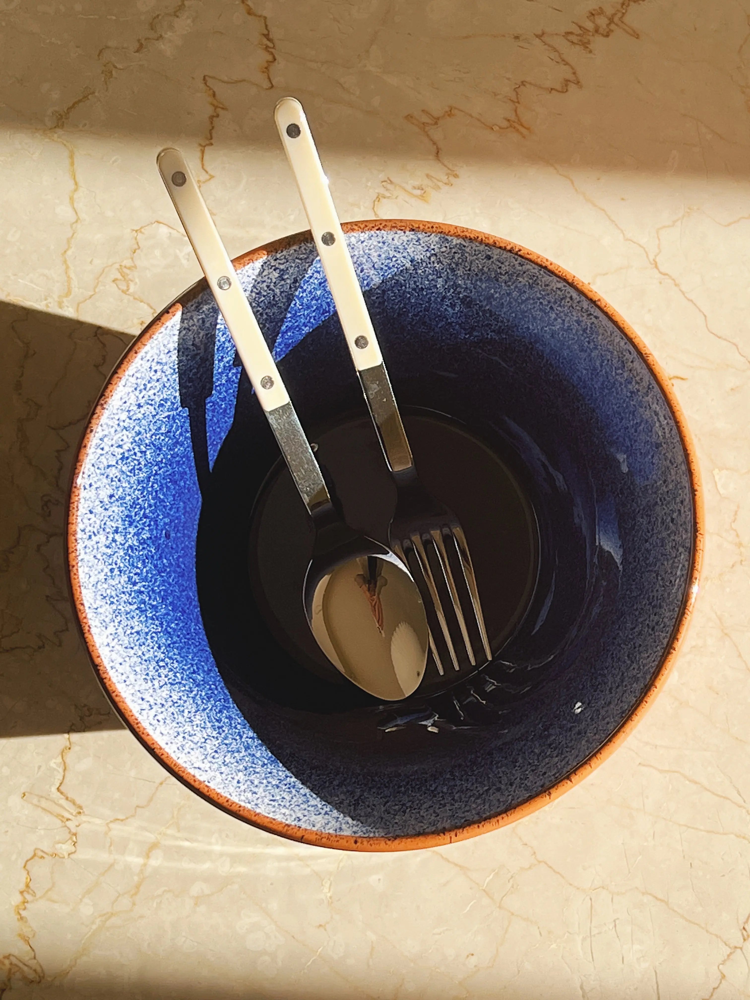 Håndlavet terracotta skål med blå og hvid splash/spray Casa Cubista