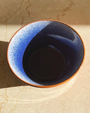 Håndlavet terracotta skål med blå og hvid splash/spray Casa Cubista