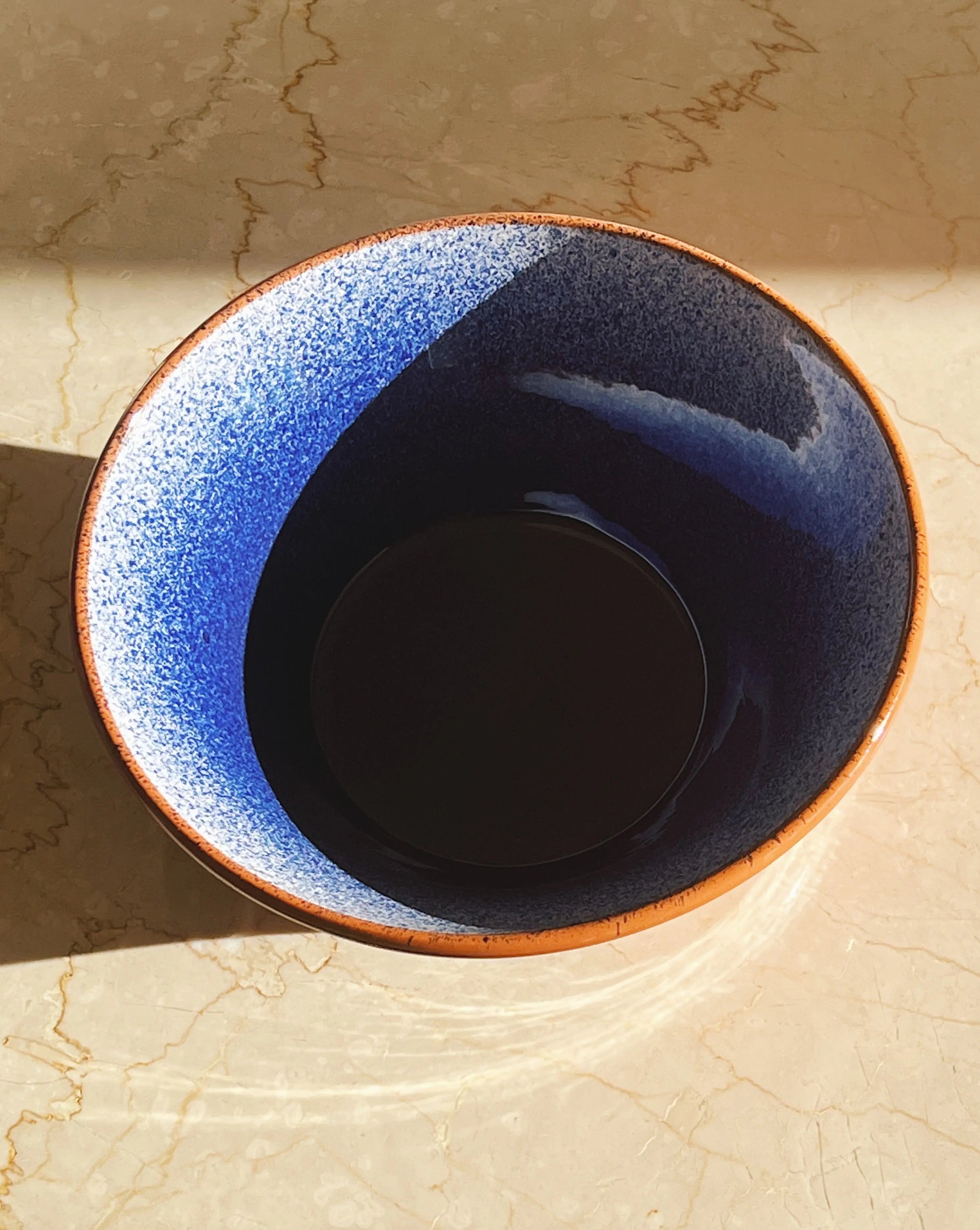 Håndlavet terracotta skål med blå og hvid splash/spray Casa Cubista