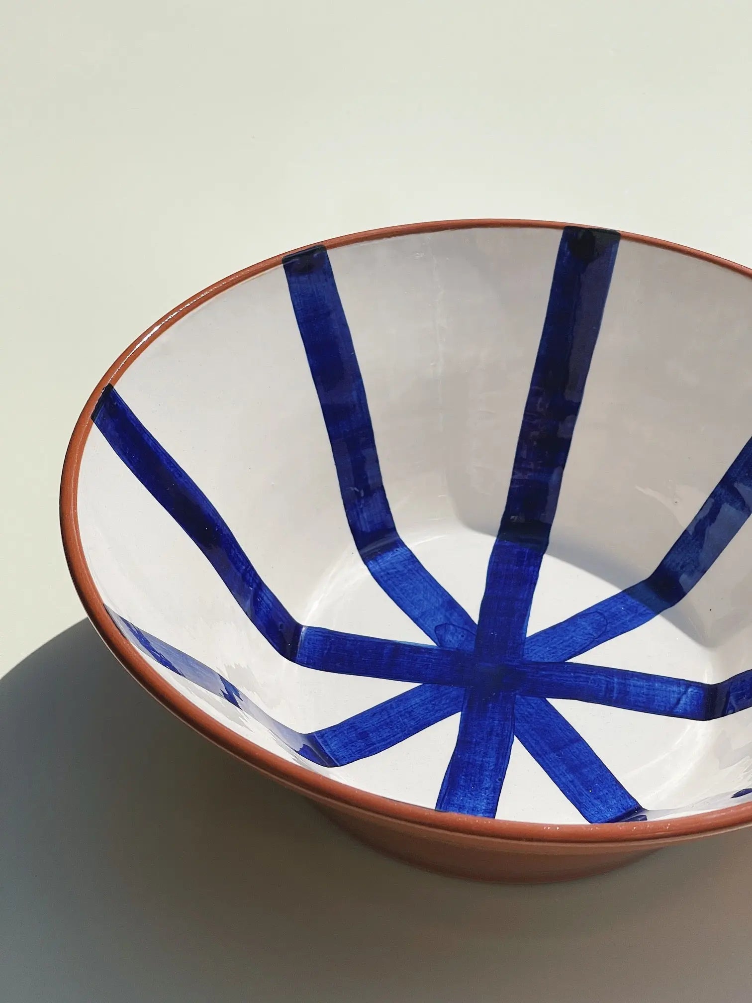 Håndlavet terracotta skål med blå og hvide striber Casa Cubista