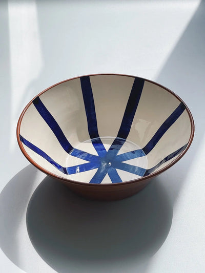 Håndlavet terracotta skål med blå og hvide striber Casa Cubista