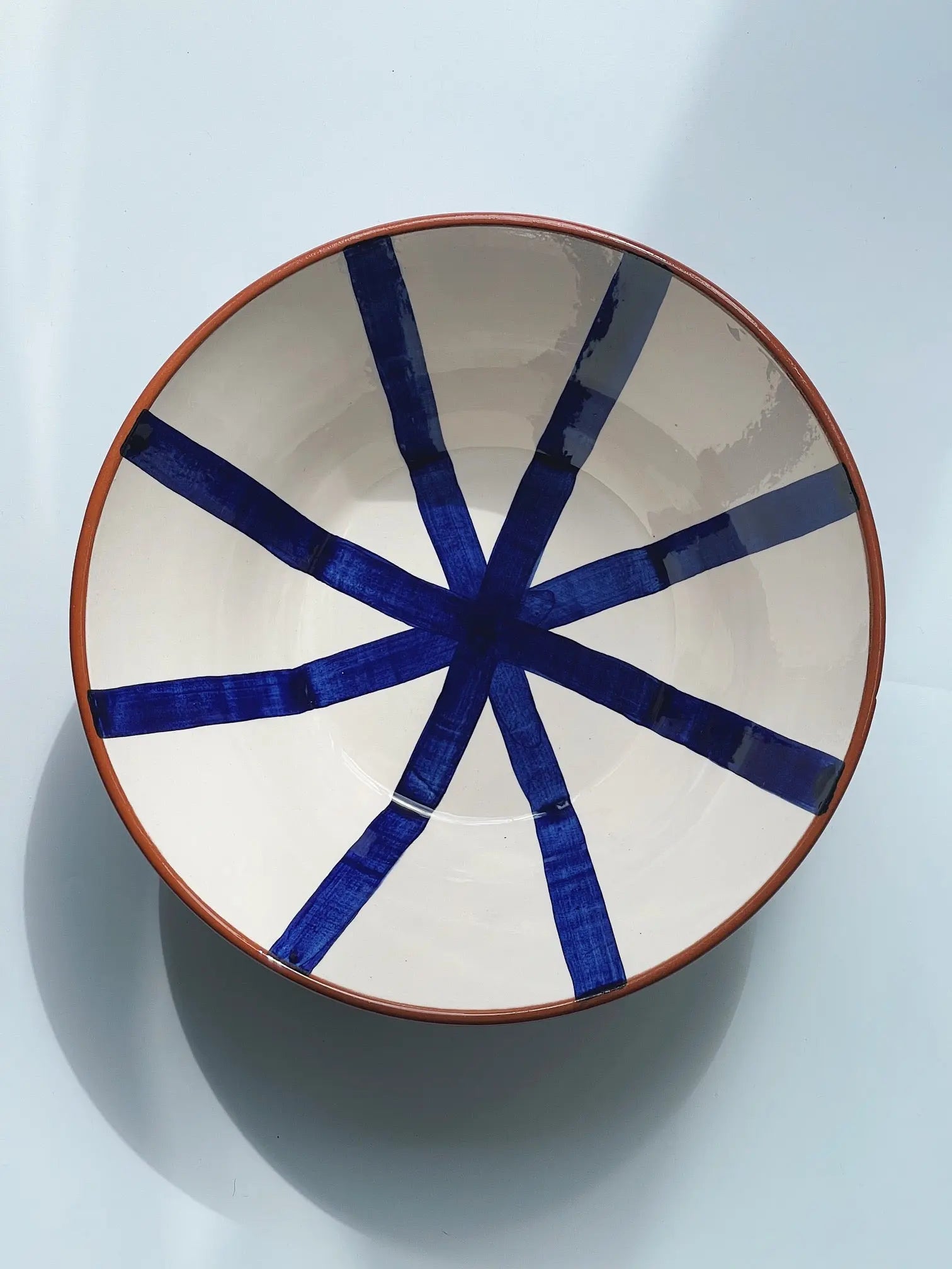Håndlavet terracotta skål med blå og hvide striber Casa Cubista