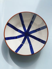 Håndlavet terracotta skål med blå og hvide striber Casa Cubista